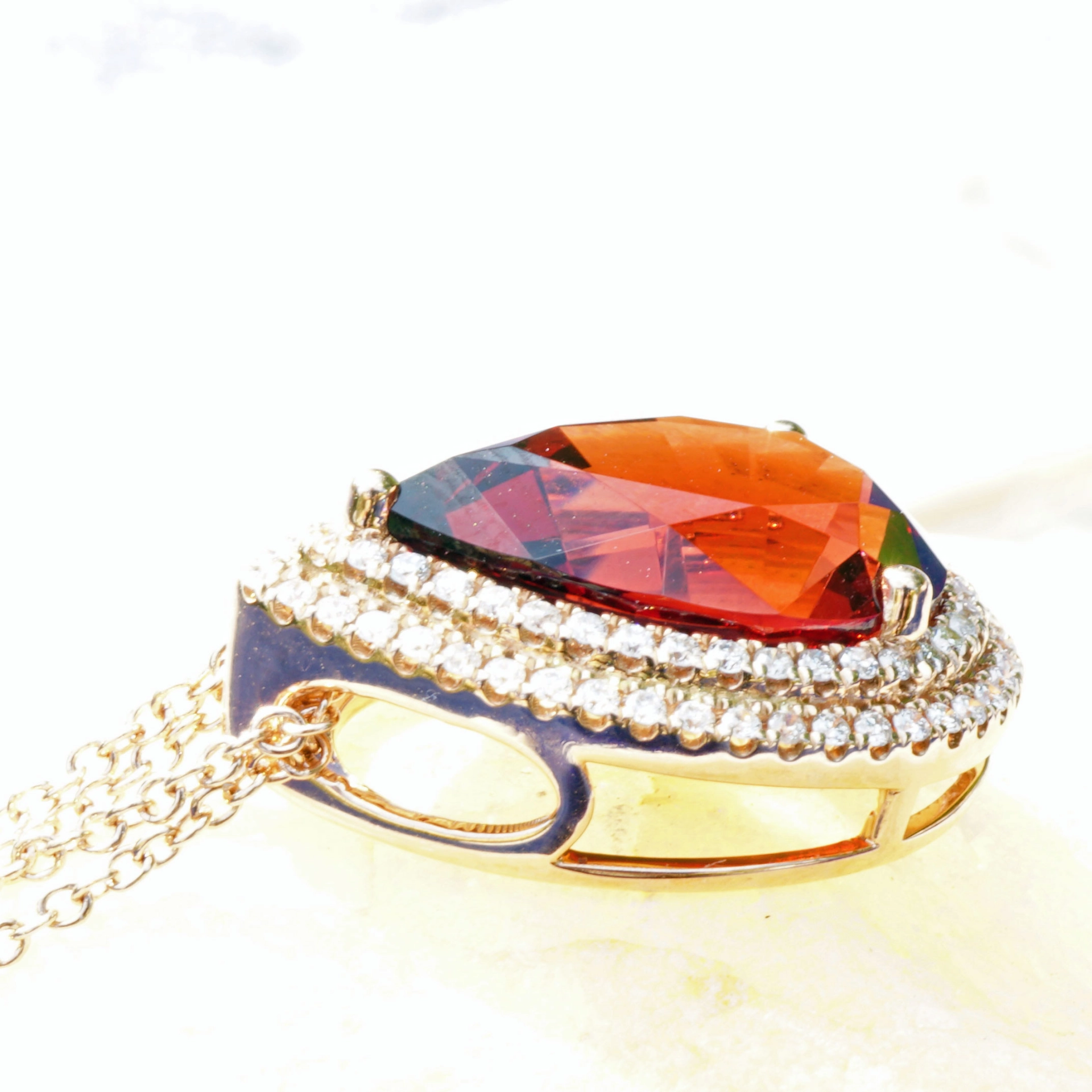 Malaya garnet diamond pendant, 750 rose gold, 5.18 ct, Tanzania .... a quick change artist