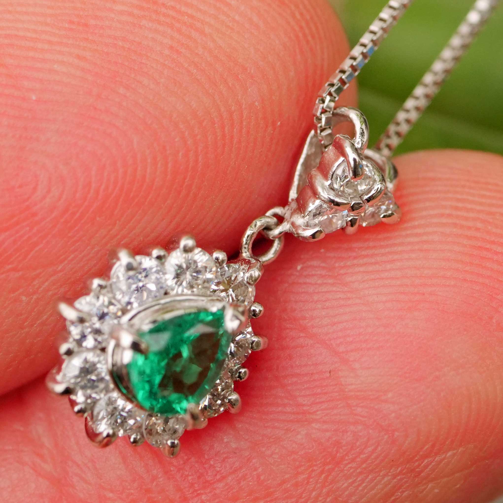 Vivid Green Emerald Brilliant Necklace 900 Platinum 0.33 ct 0.54 ct Colombia