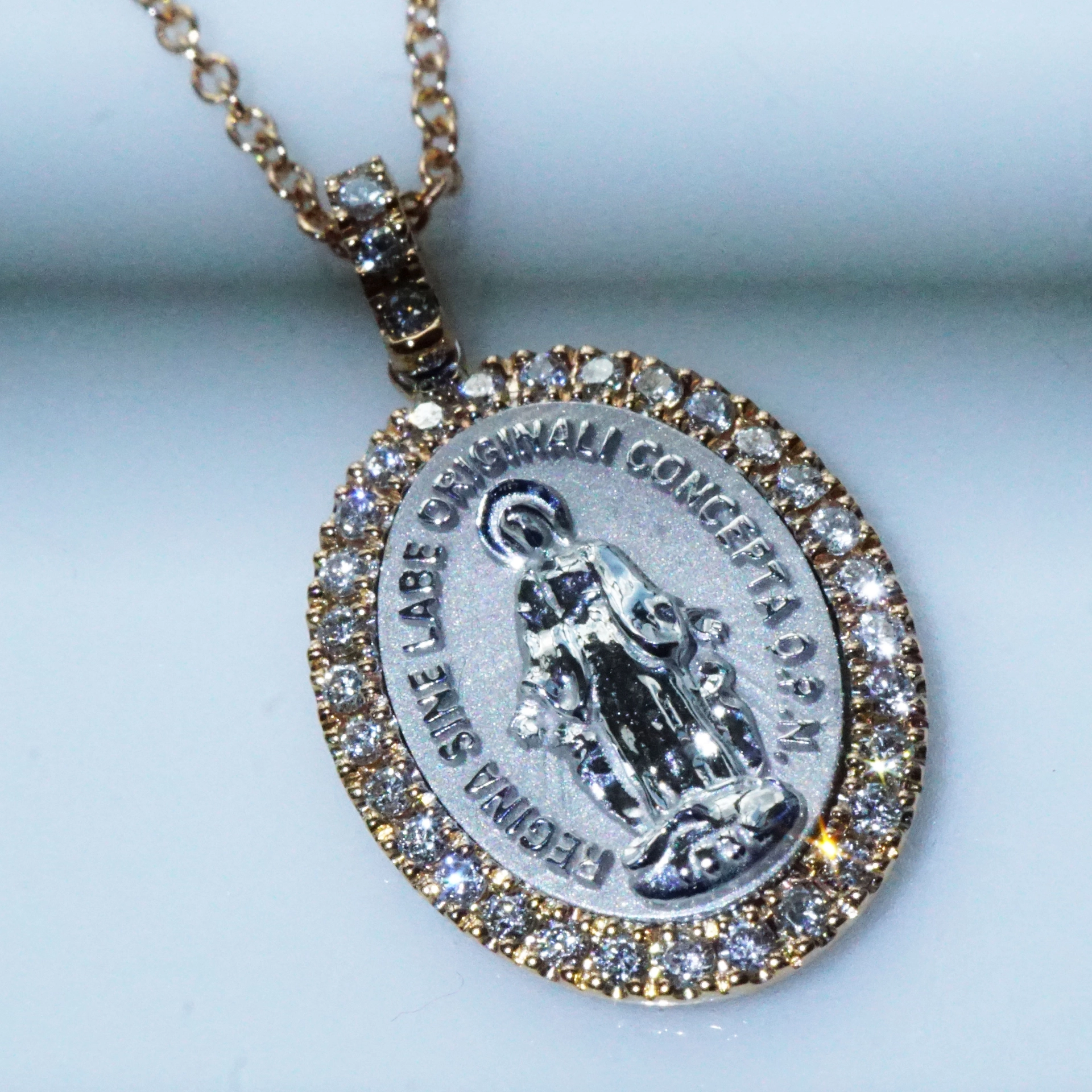 Sweet Madonna Pendant made in italy perfectly set in 750 White Gold and Rose Gold