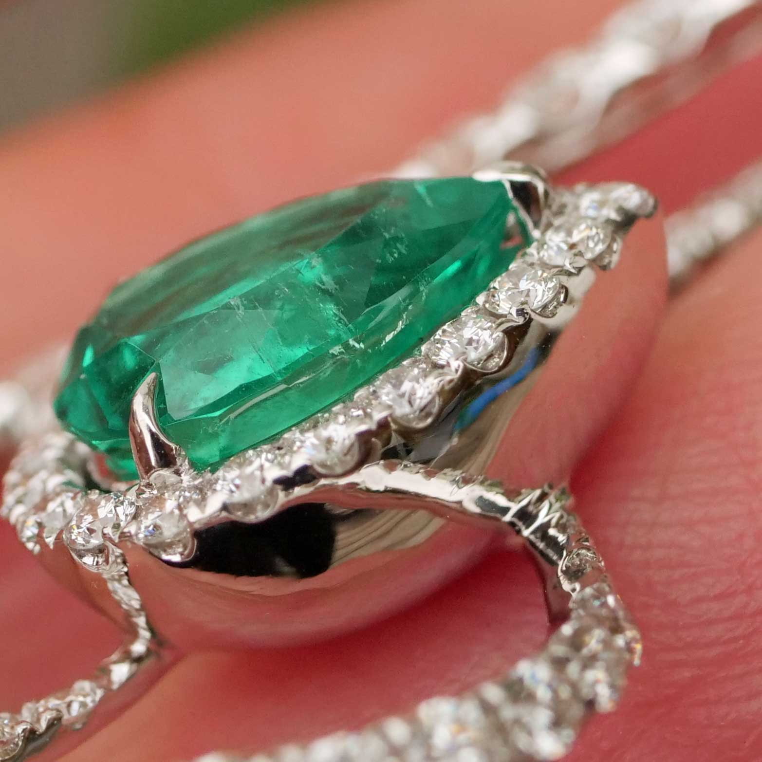 Diamond Emerald Necklace....18 kt Whitegold....bright vivid green Emeraldcolor