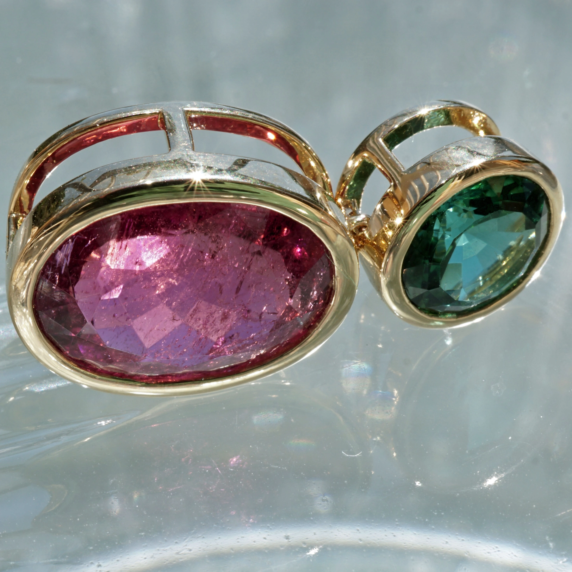 Turmalin Pendant with incredible luminosity 18 kt Yellow Gold bluish green and electric pink