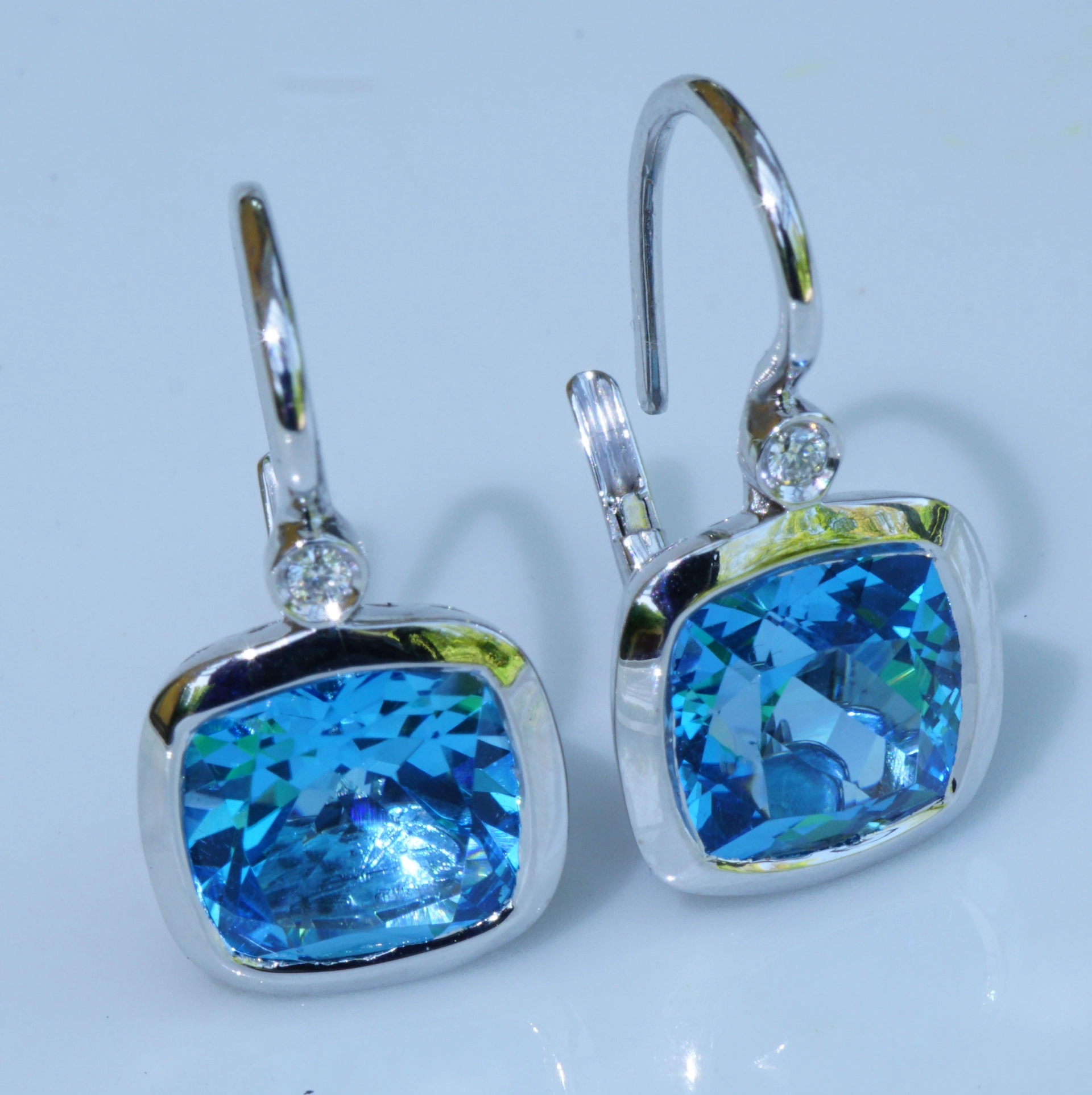 Earrings with Brilliant and Blue Topaz 18 kt White Gold....great Setting made in Italy