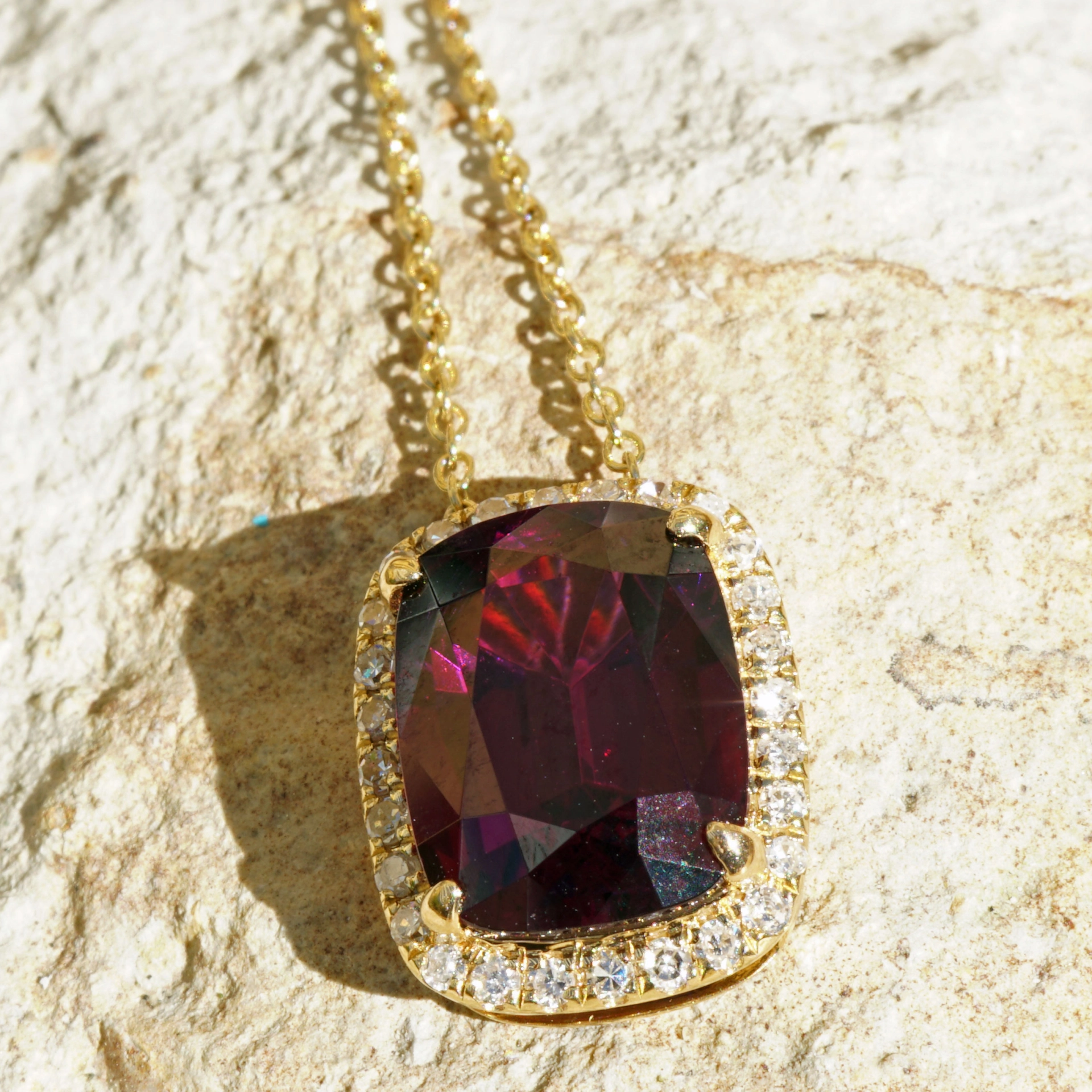 Rhodolite Pendant with Diamonds....Mozambique 18kt Yellowgold