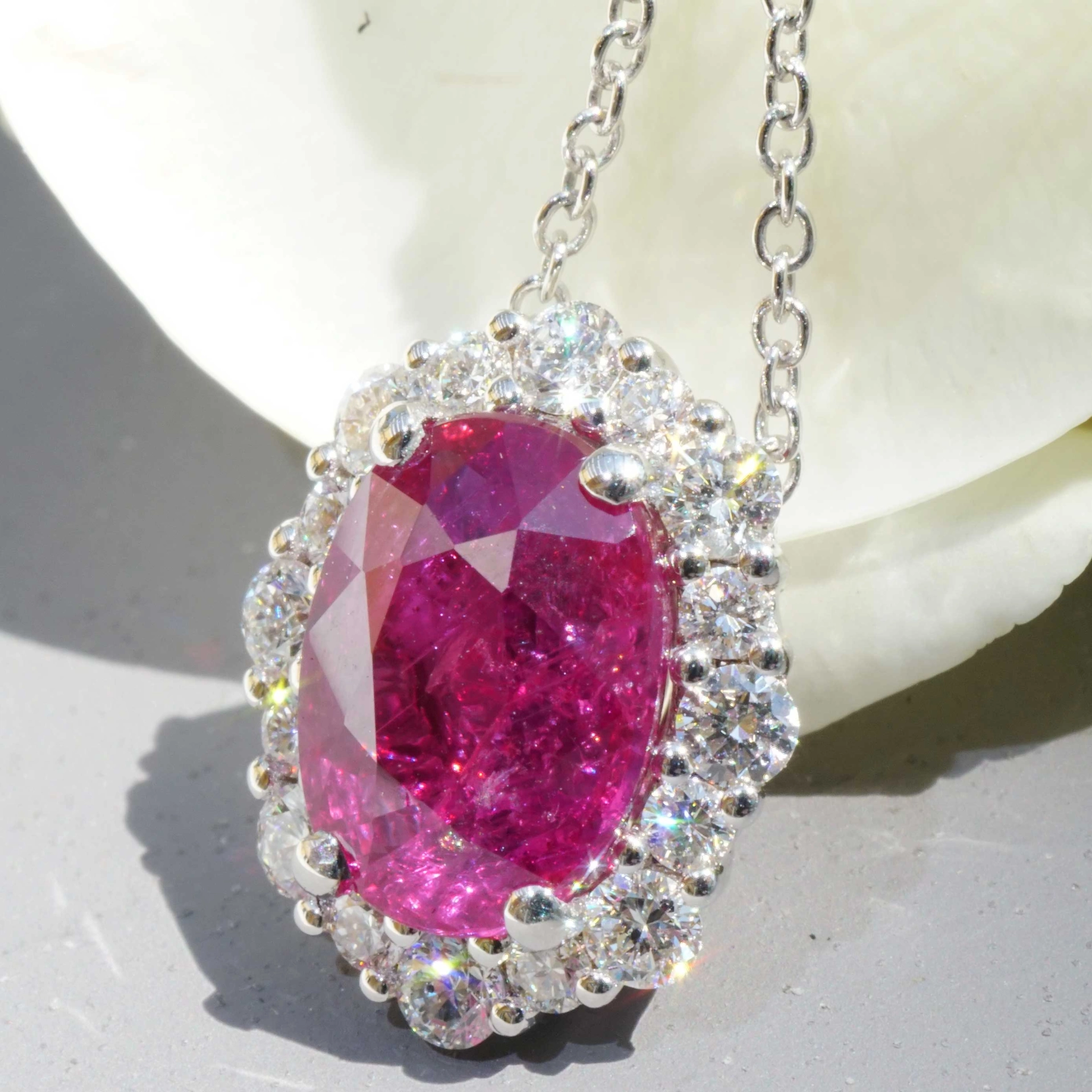 Brilliant Ruby ​​Pendant with Chain 750 White Gold Andilamena / Madagascar 2.12 ct with Expertise