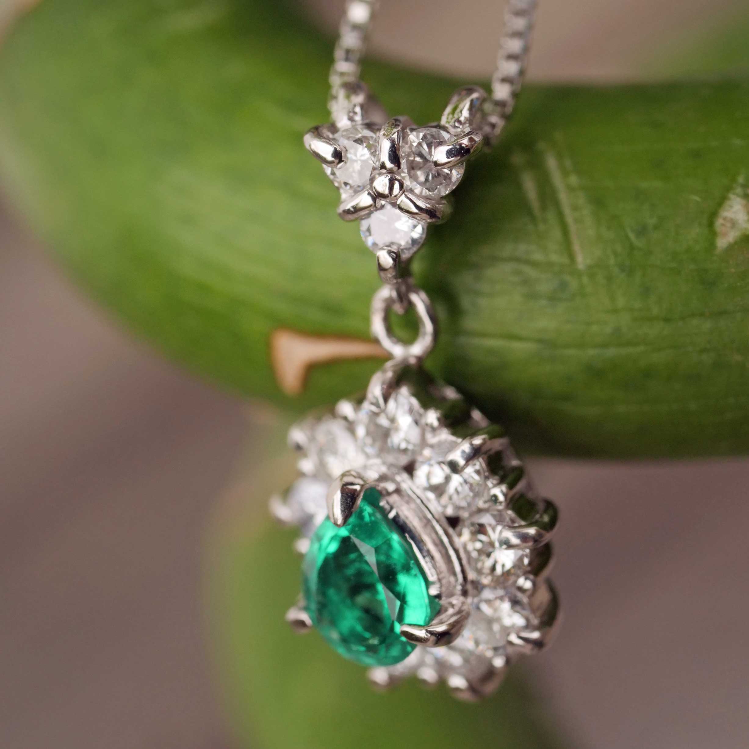 Vivid Green Emerald Brilliant Necklace 900 Platinum 0.33 ct 0.54 ct Colombia