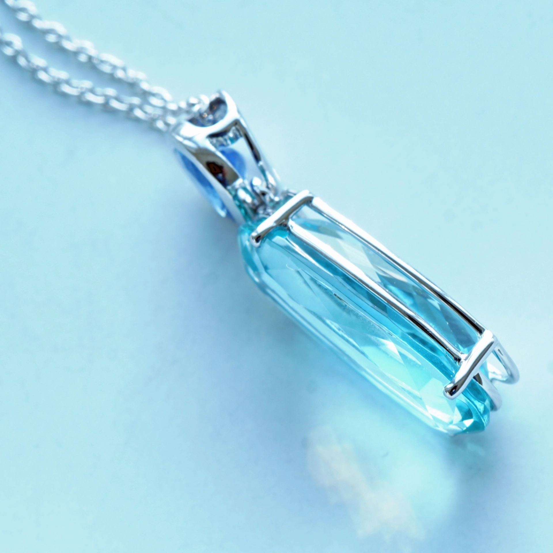 Aquamarin Saphir Anhänger m. Kette 750er Weissgold 4.59 ct 0.69 ct AAA