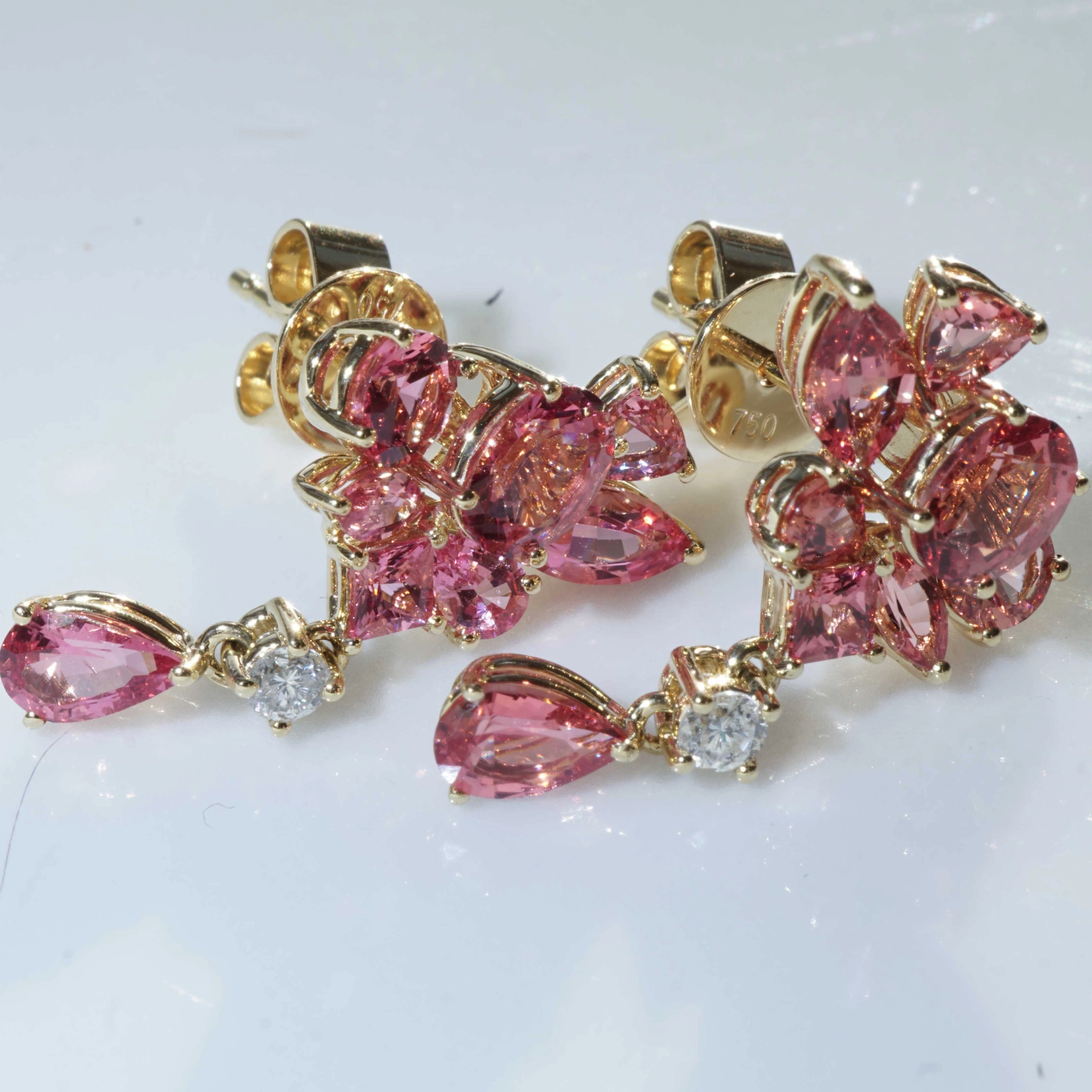 Mahenge Spinel Earrings with overwhelming Colors 18 kt Rosegold