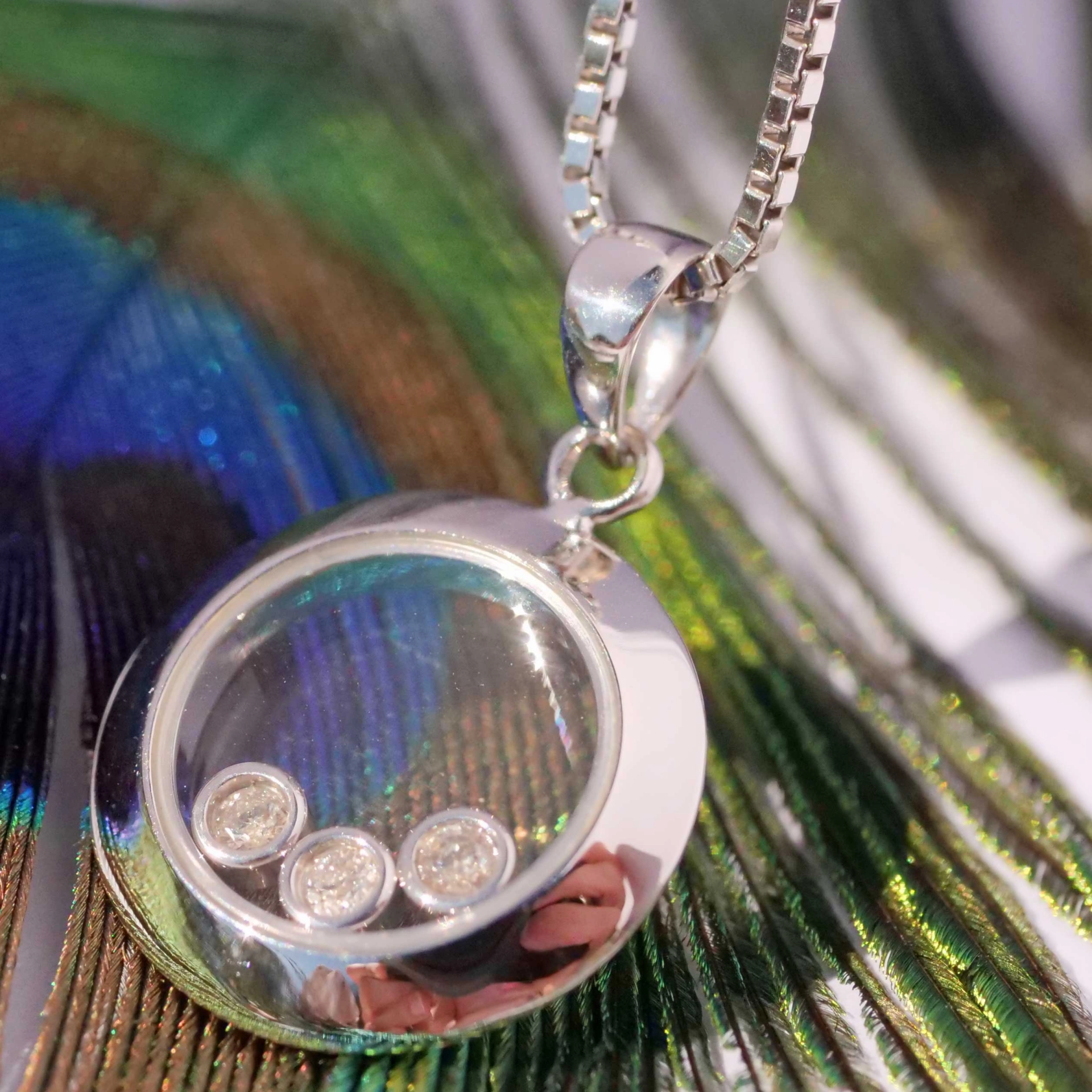 Pendant in 750 White Gold with movable full-cut Diamonds....Eye Catcher