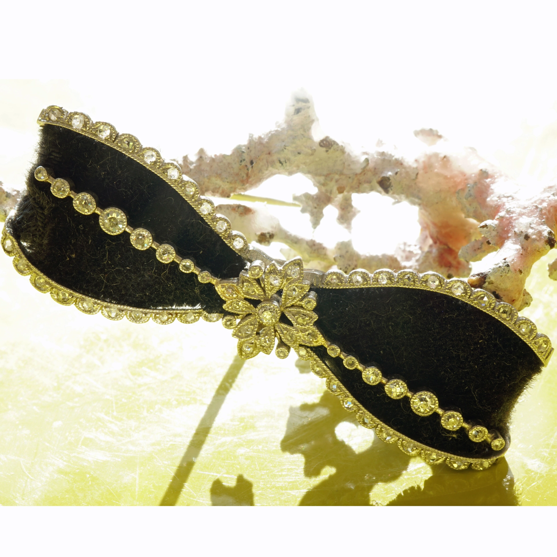 Art Deco Loop Brooche 950 Platinum around 1930...elegance and joie de vivre