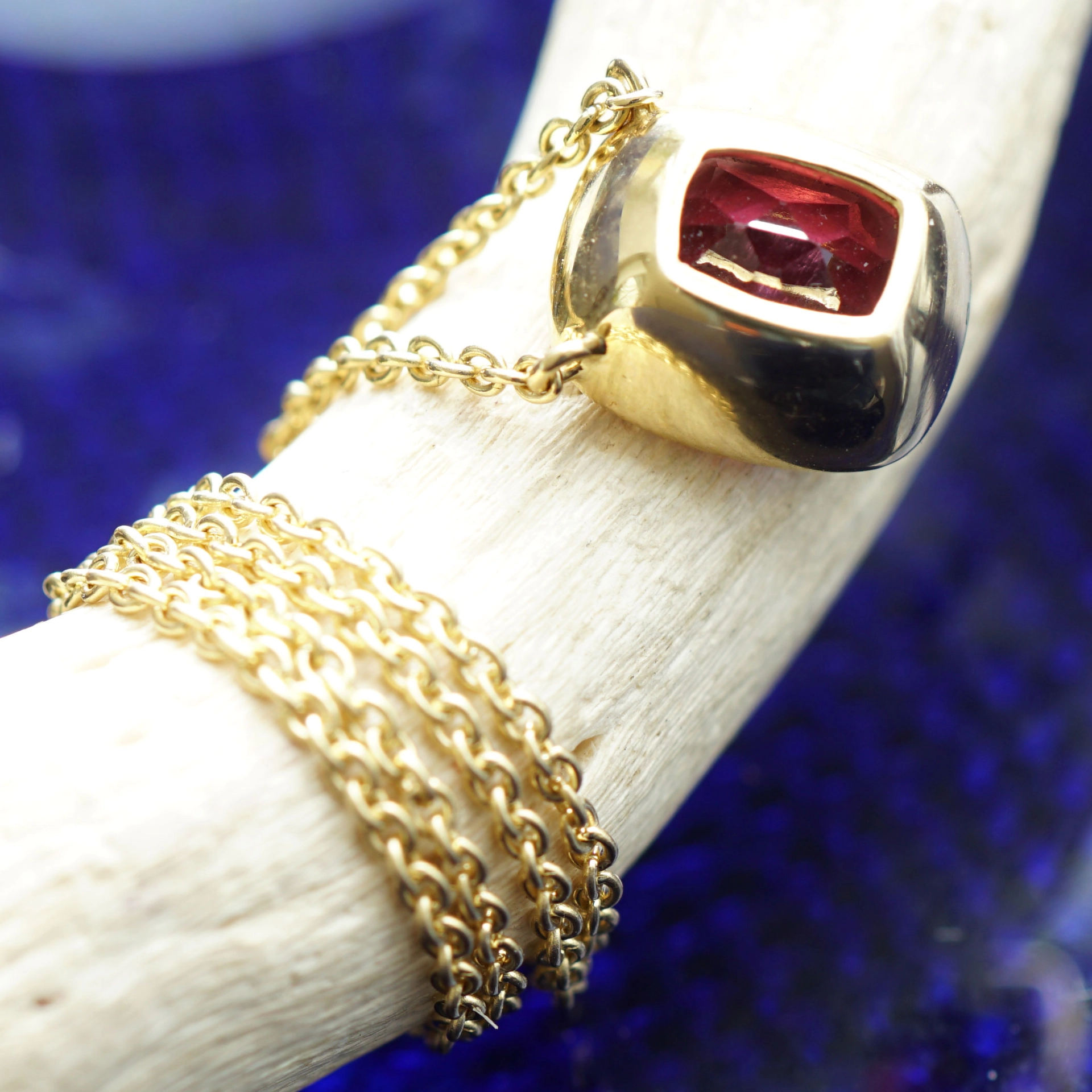 Rhodolithe Necklace 18 kt Yellowgold...Lifeblood Color Violet-Red