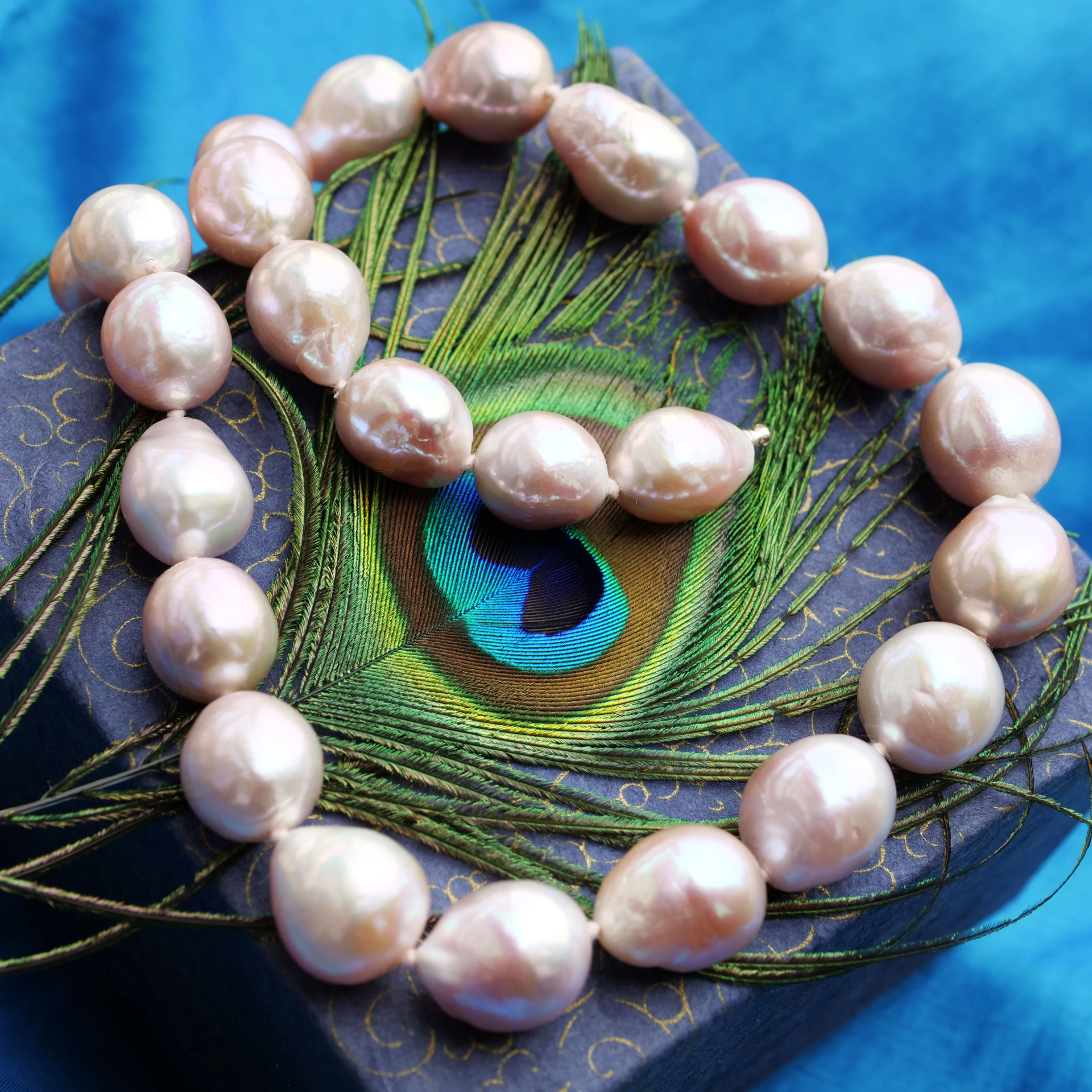 A Amazing Tahiti Pearl Necklace with so many Colors