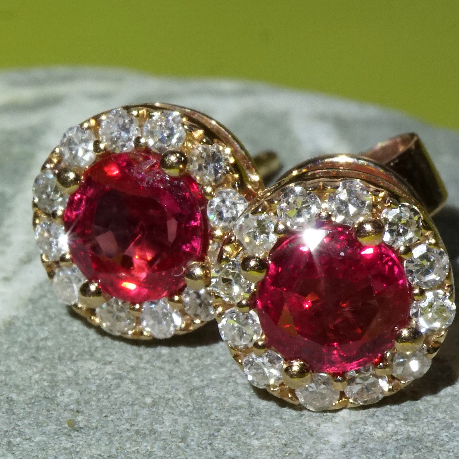 As the Star ...two Burma Rubies...great Color 18 kt Rosegold