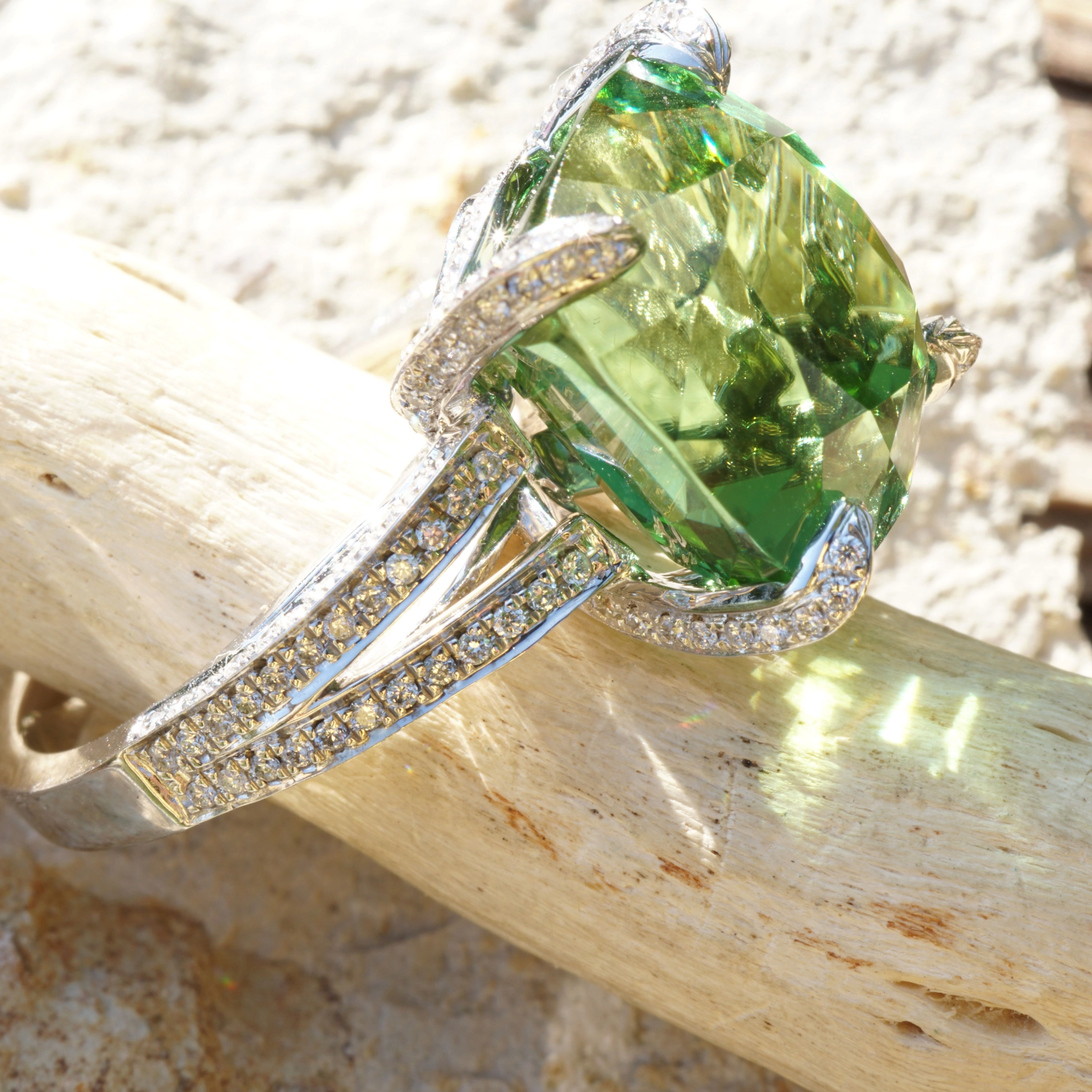 what a kind of magic...a magnific green light mint tourmalin, 14.64 ct, loupeclean