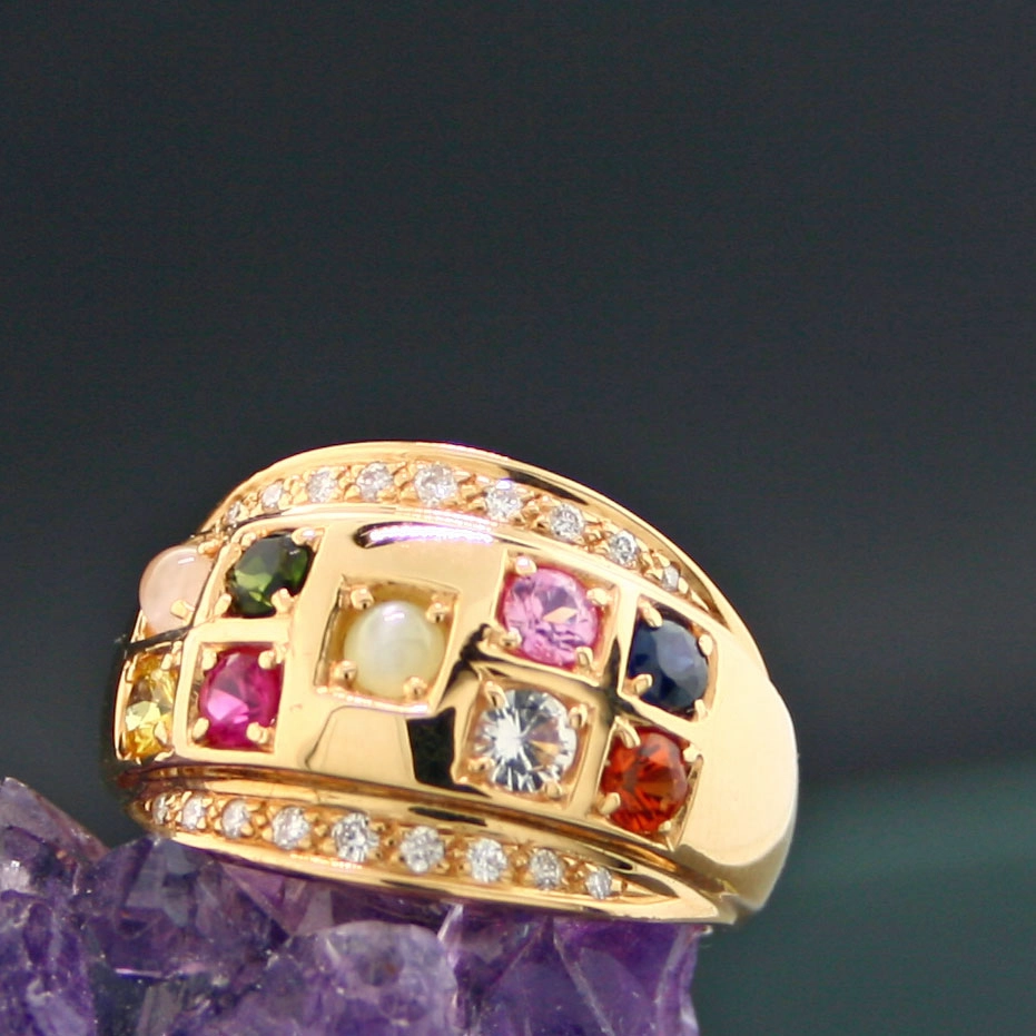 Ring mit Chrysoberyll-Katzenauge und diversen Edelsteinen, 750er-Gold