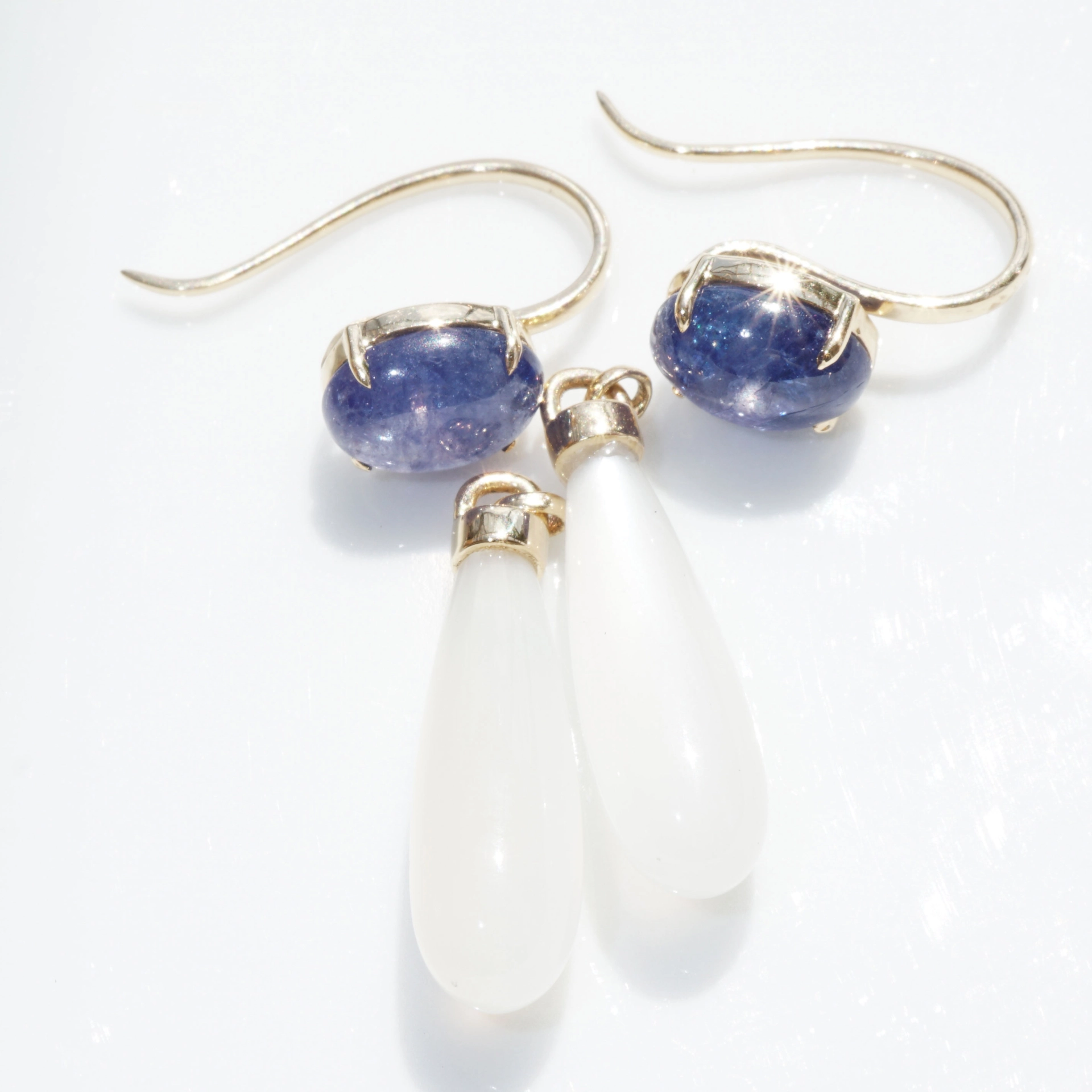 Moonstone Tanzanite Earrings 18 kt Yellowgold...natural Colors...wonderful Combination