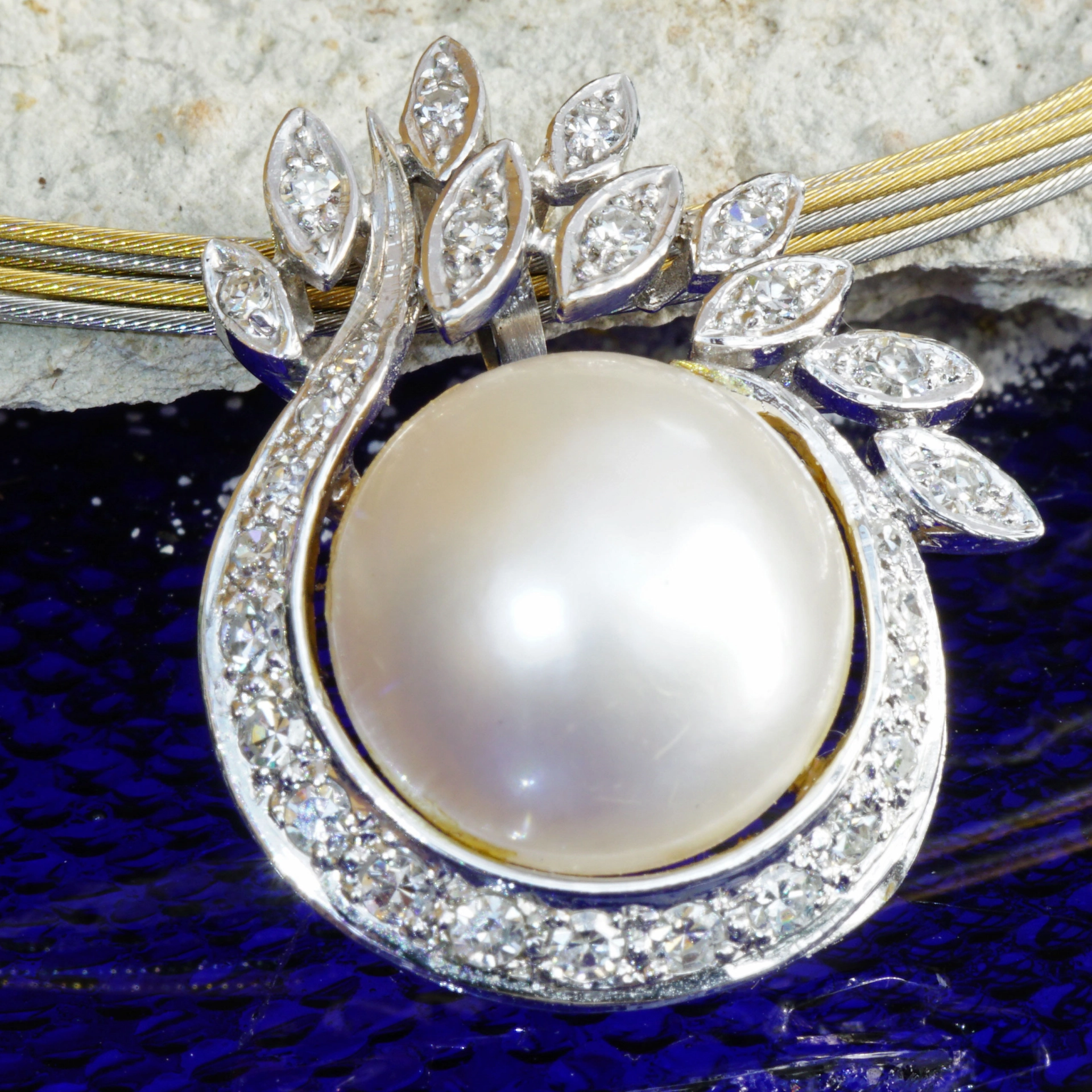 Mabe Pearl Brilliant Pendant..festive 0.60 ct TW VS 7 Grams