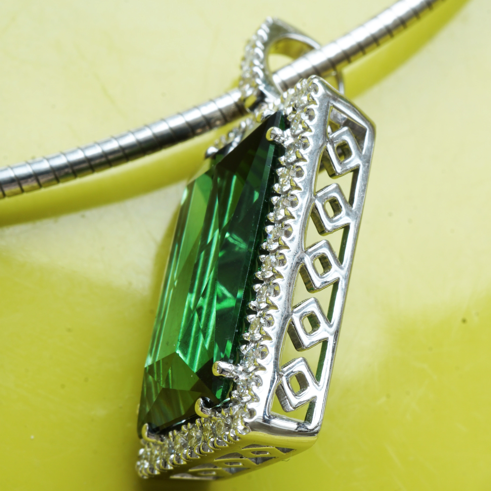 Turmalin Brillant Anhänger 750er Weissgold 9.10 ct 0.50 ct TW VS AAA+ AMAZONASGRÜN