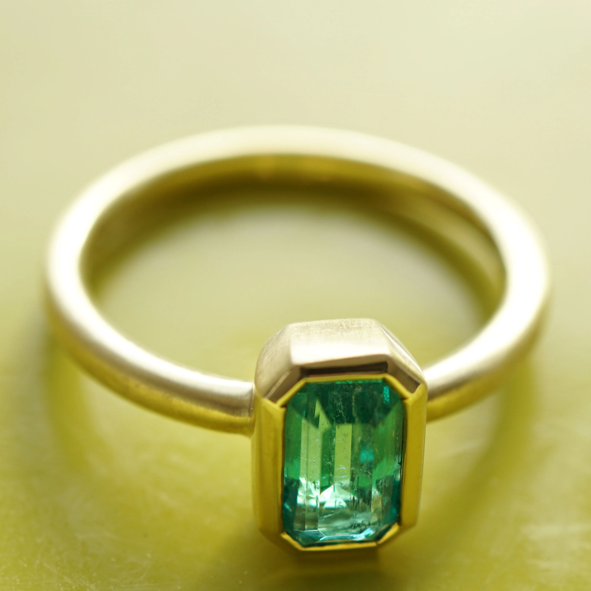 Emerald ring 0.97 ct, top quality from Afghanistan, 750 yellow gold handmade