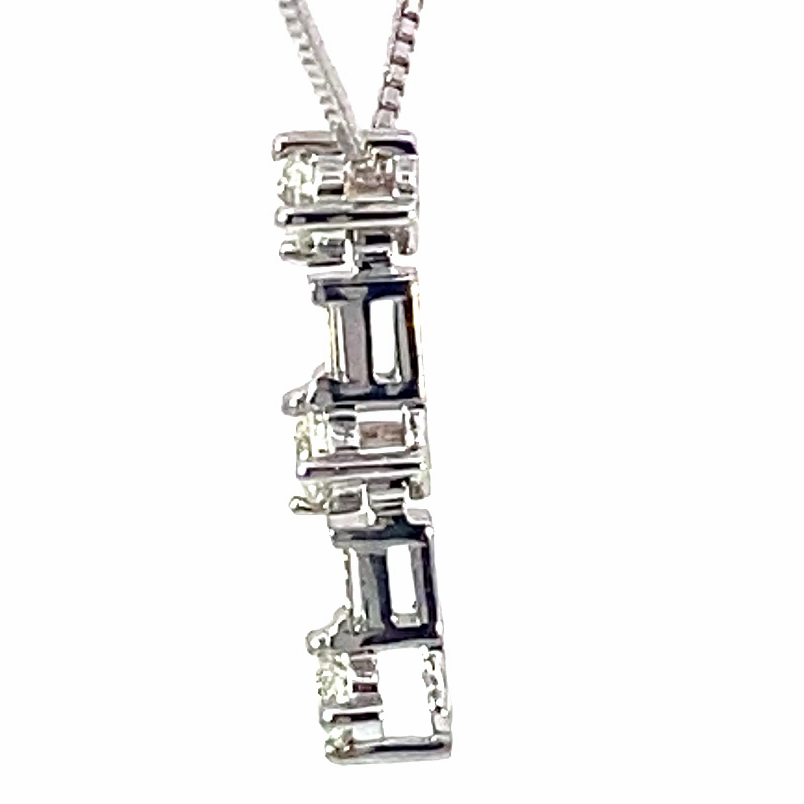 Eye-catcher Pendant with brilliant-cut Diamonds and Diamond Baguettes total approx. 0.33 ct W / VS-SI 750 White Gold