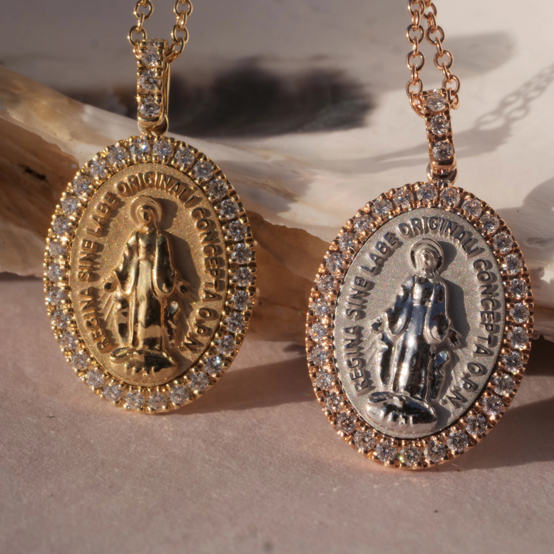 Sweet Madonna Pendant made in italy perfectly set in 750 White Gold and Rose Gold