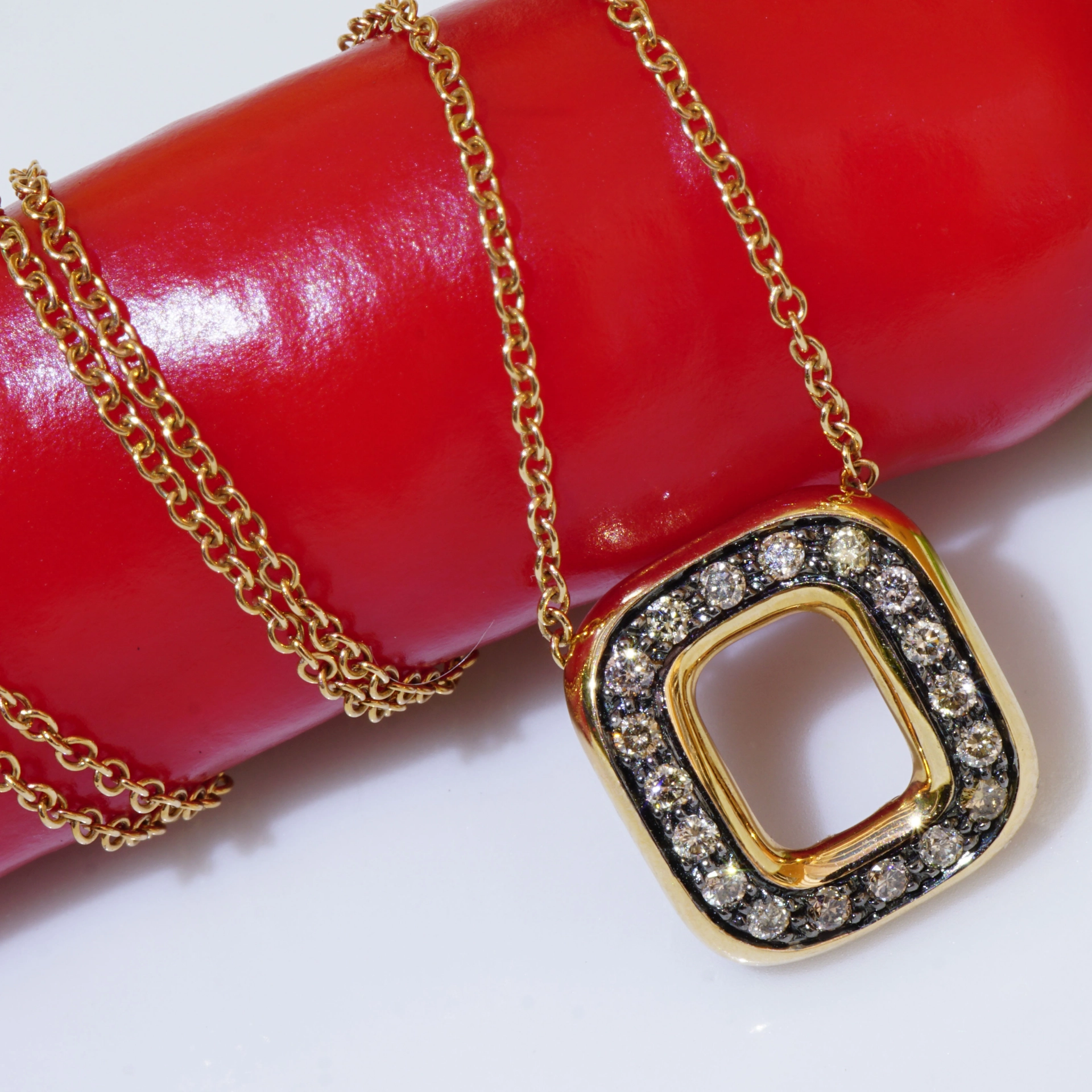 A chic Diamond Pendant that convinces....18 kt Rosegold made in Italy