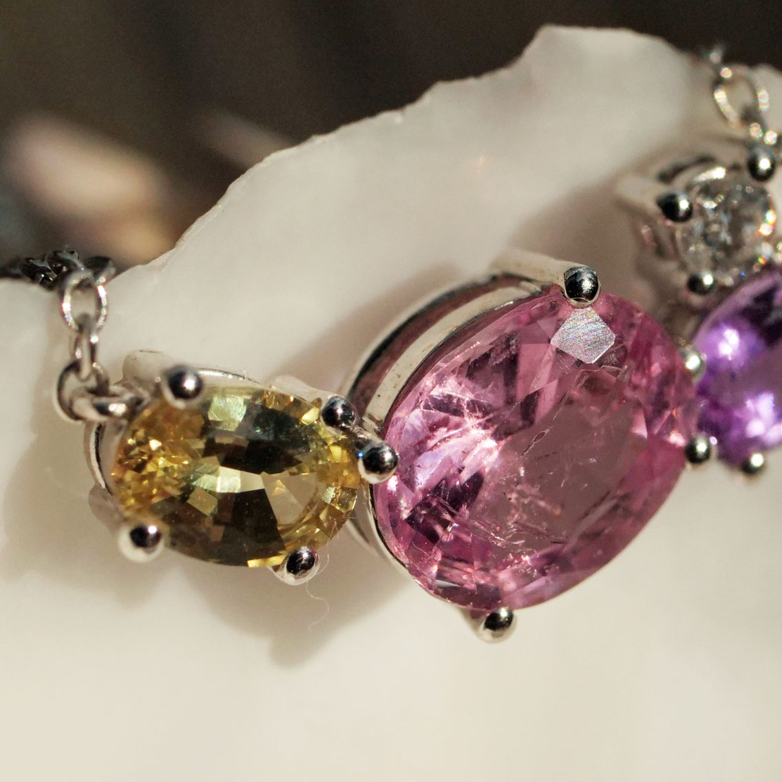 Saphir Spinell Brillant Necklace 18kt Whitegold 2.60 ct 0.20 ct Ilakaka Mine Madagascar yellow purpled Mine Tadschikistan