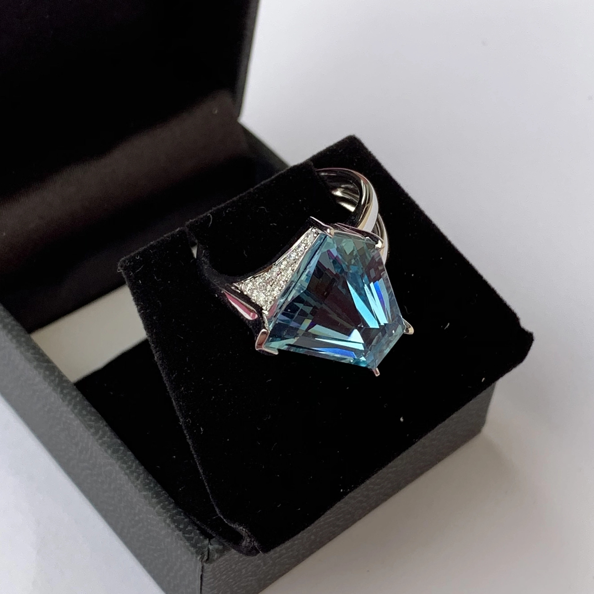Aquamarin Brillant Ring 8.09 ct 0.26 ct 750er Weissgold Madagascar AAA+ Wahnsinnsdesign