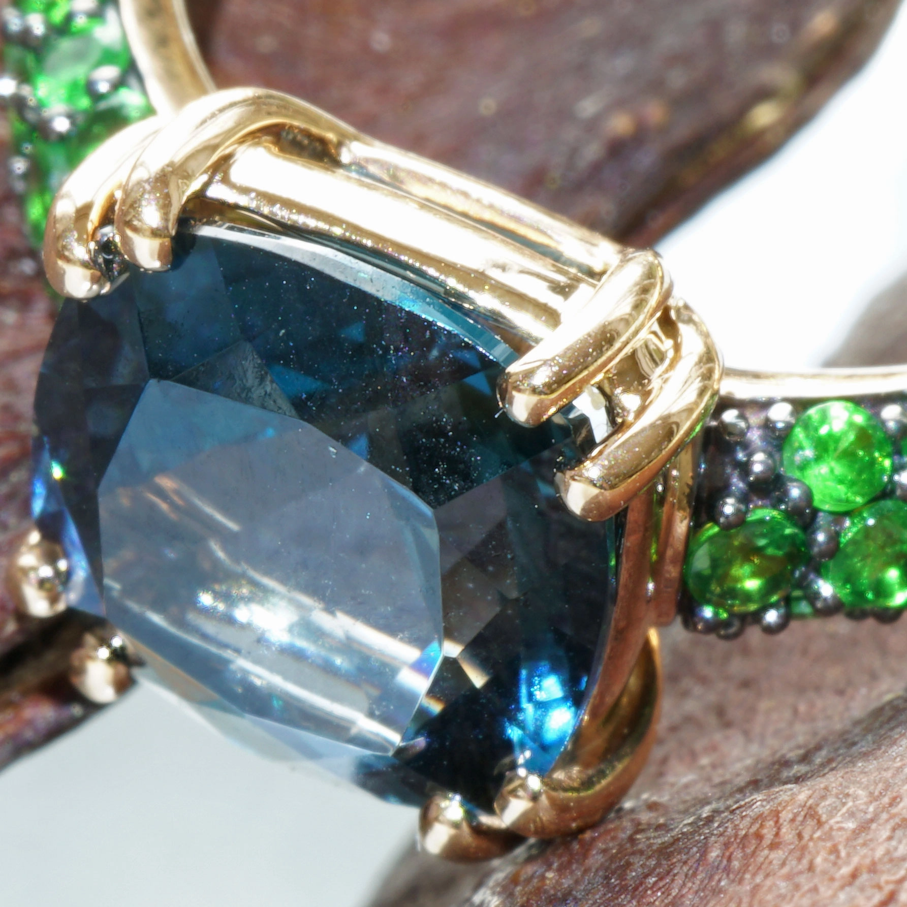 Blue and Green....what a Cool Combination....Yellowgold Ring 18 kt Topaz and Tsavorith