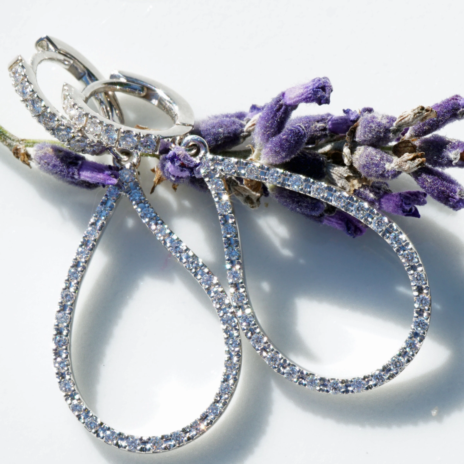 Earrings perfectly set in 750 white gold with fullcut diamonds 0.48 ct TW VS