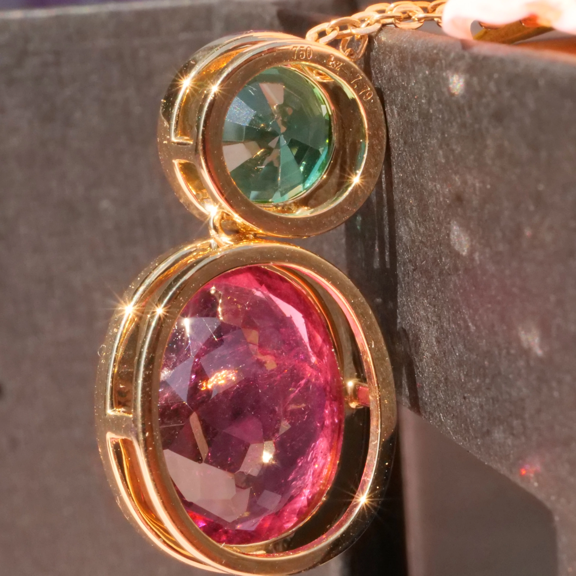 Turmalin Pendant with incredible luminosity 18 kt Yellow Gold bluish green and electric pink