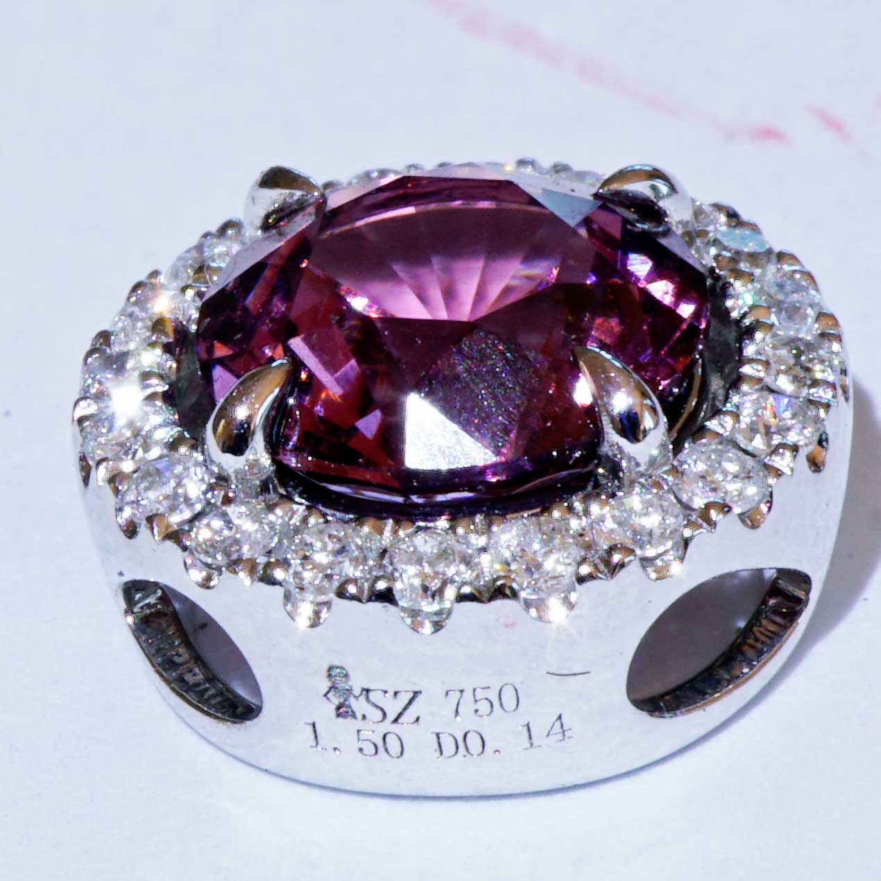 Spinel Brilliant Pendant 1.50 ct 0.14 ct TW VS..natural Color pink-violet-aubergine 18kt White Gold