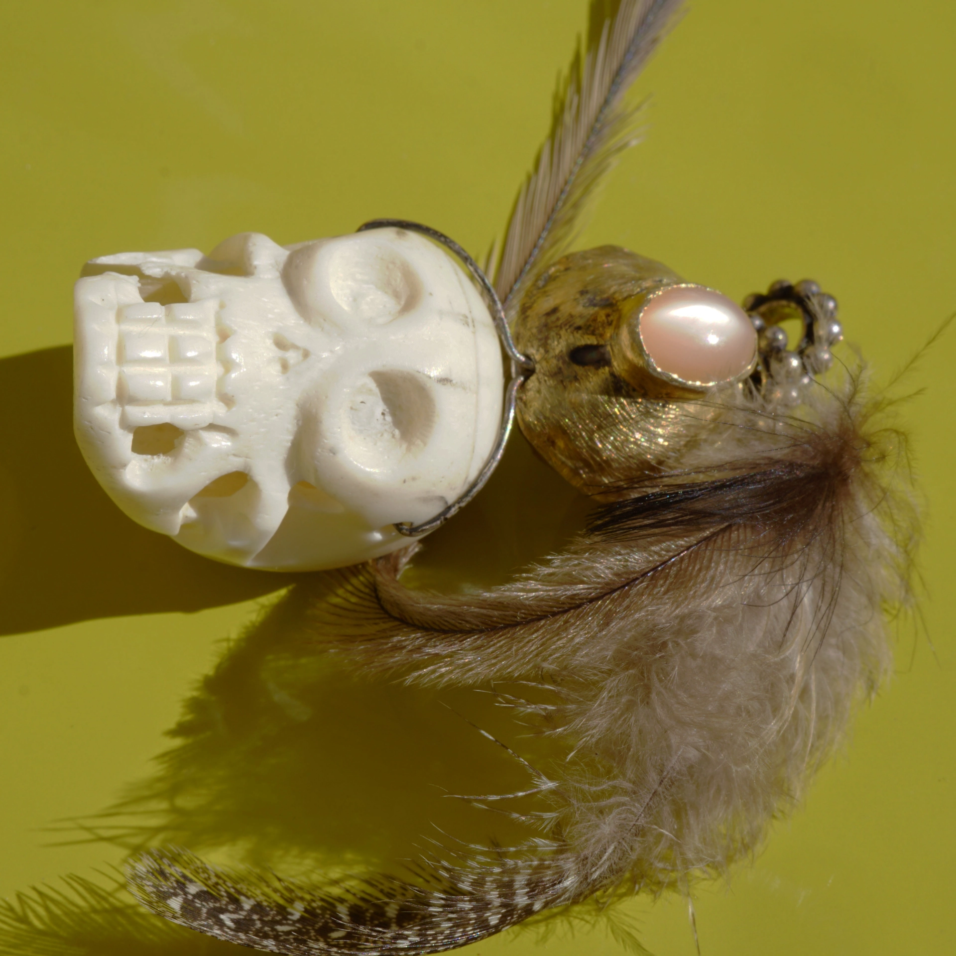 Piratenanhänger Vanitas Silber vergoldet Mondstein Hahnen Perlhuhnfedern