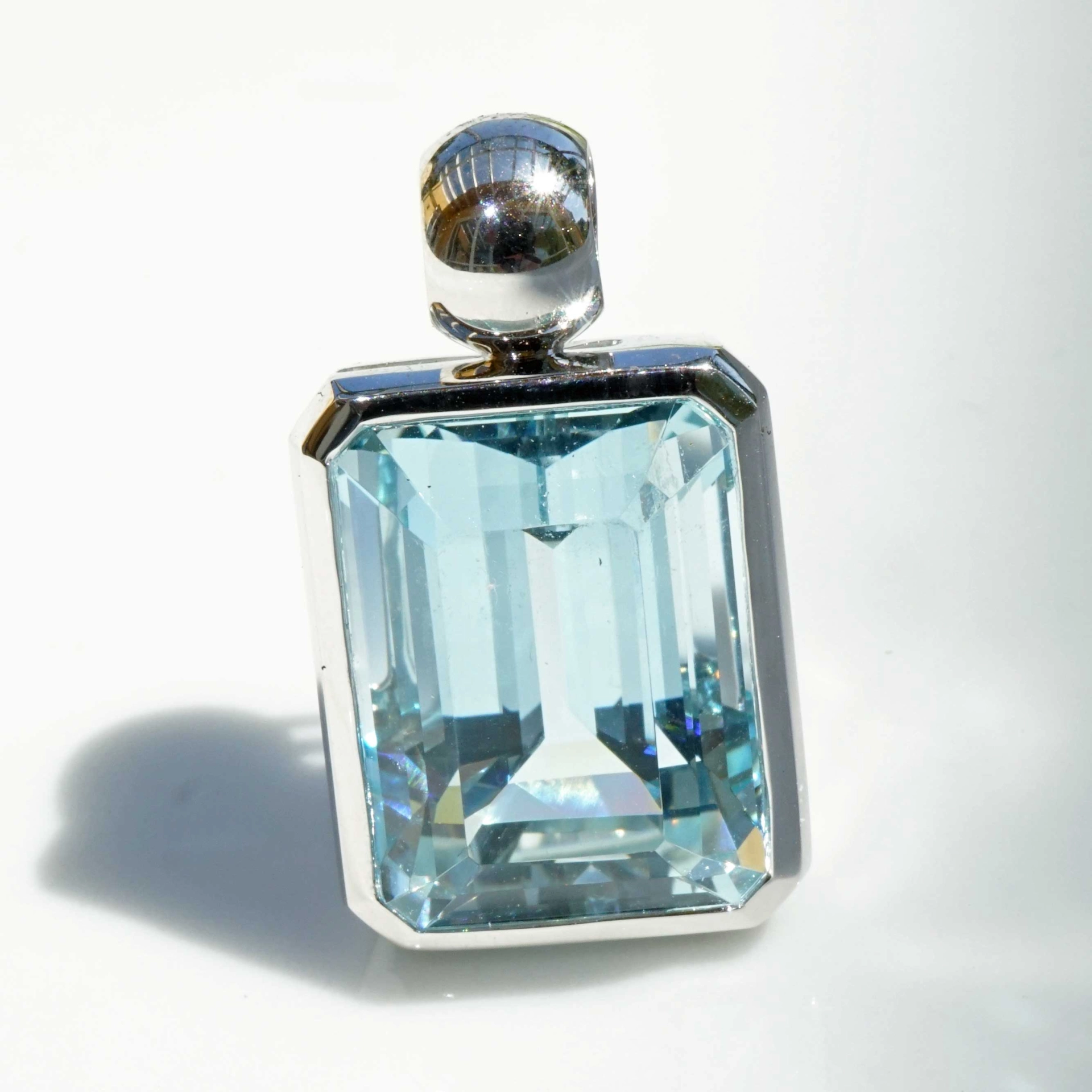 Newly arrived! Aquamarine Pendant 18 White Gold 17.66 ct  fine Quality feine Cut