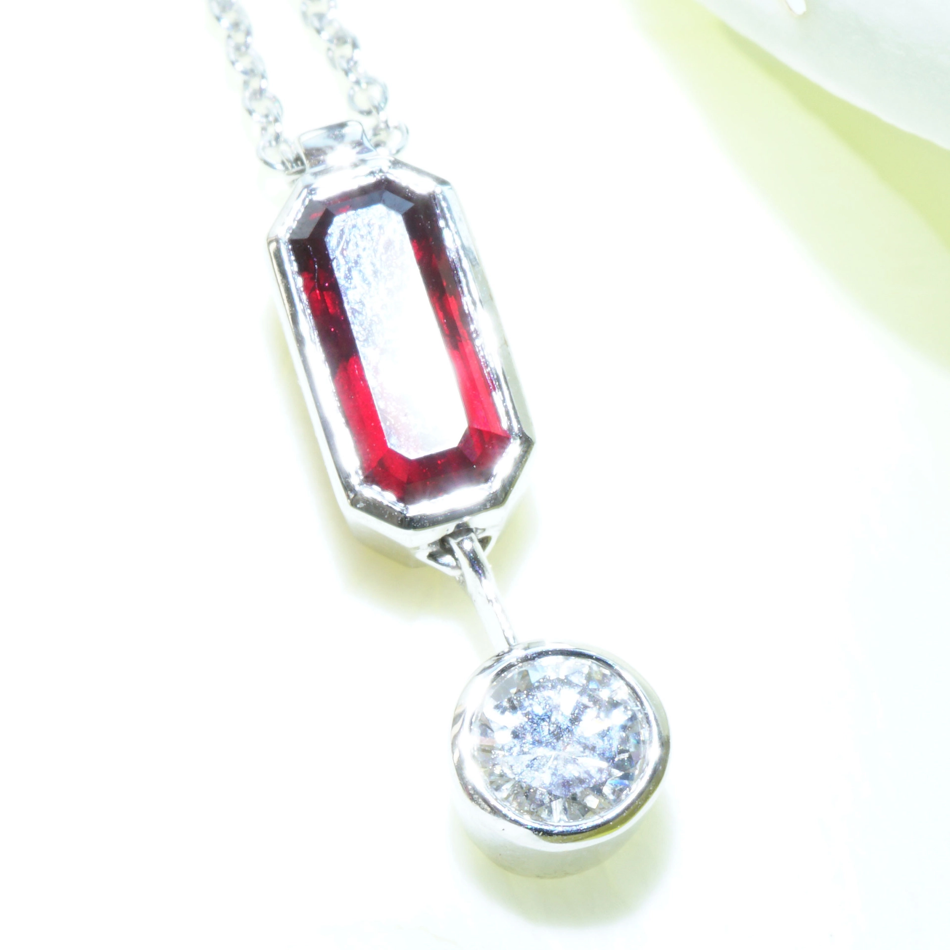 schmuckzicke_Rubin_Brillant_Anh-nger_Kette_750er_Weissgold_unerhitzt_1-03_0-26ct_IGI_High-InvestmentSON09374  Ruby 1.03 ct deep red from Mozambique IGI certificate baguette fullcut diamond of 0.26 ct TCR / VVS1