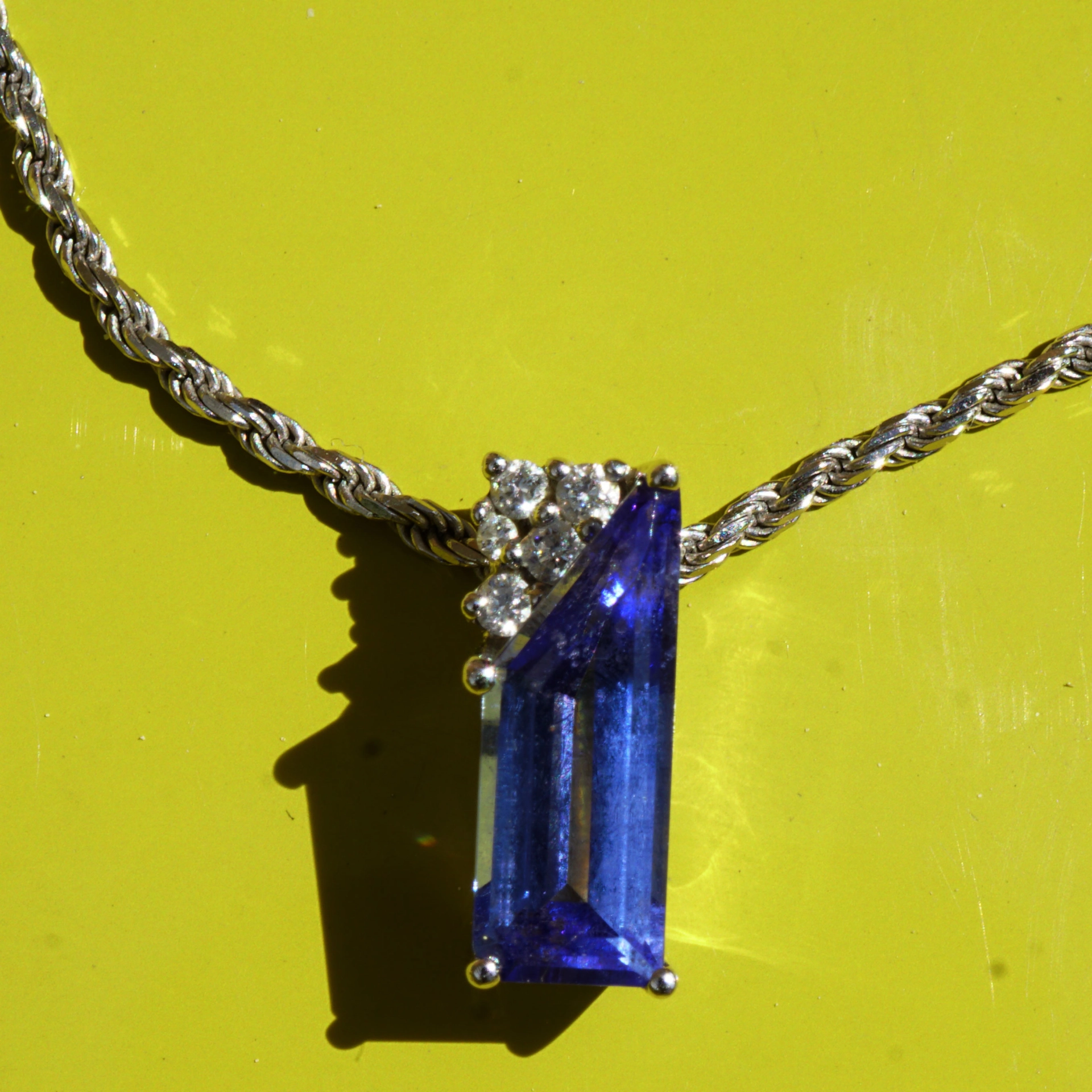 Tansanit Brillant Anhänger mit Kette in 750er Gold 2.132 ct 0.09 ct