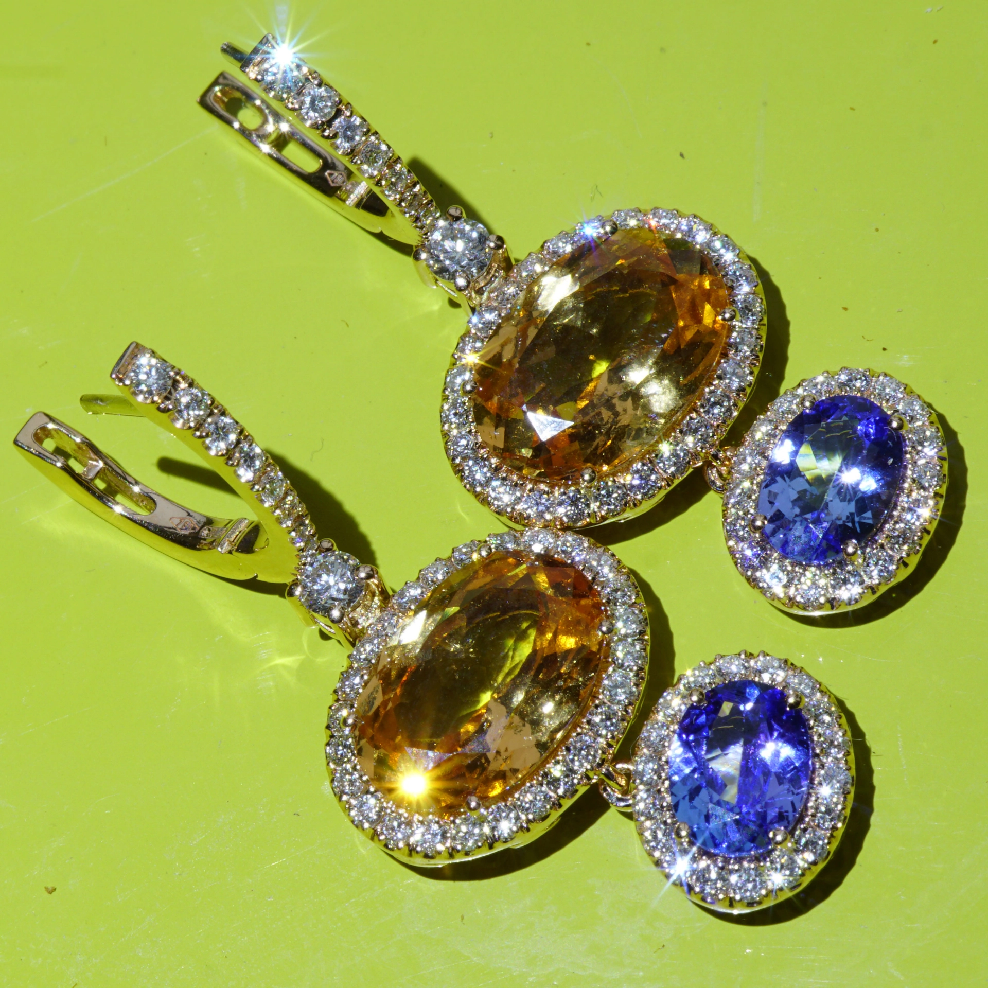 Stunningly beautiful Earrings with apricot-colored Garnet and Tanzanite 18 kt Rosegold