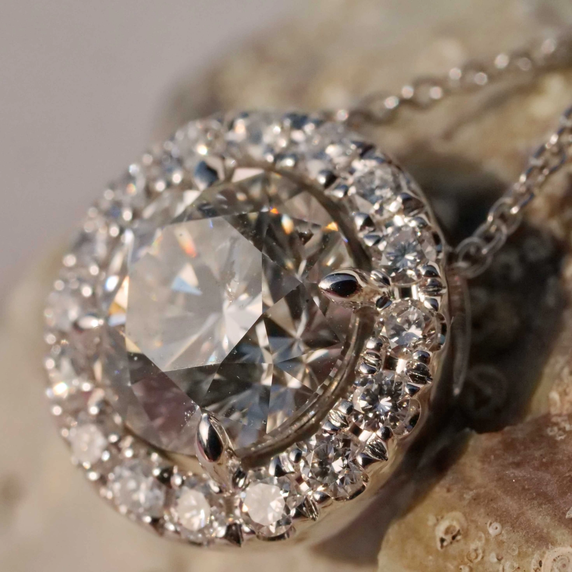 Pendant 18 kt White Gold Round full cut brilliant approx. 2.00 ct, H (white) / SI2 (small inclusion ) with HRD report Cut Good