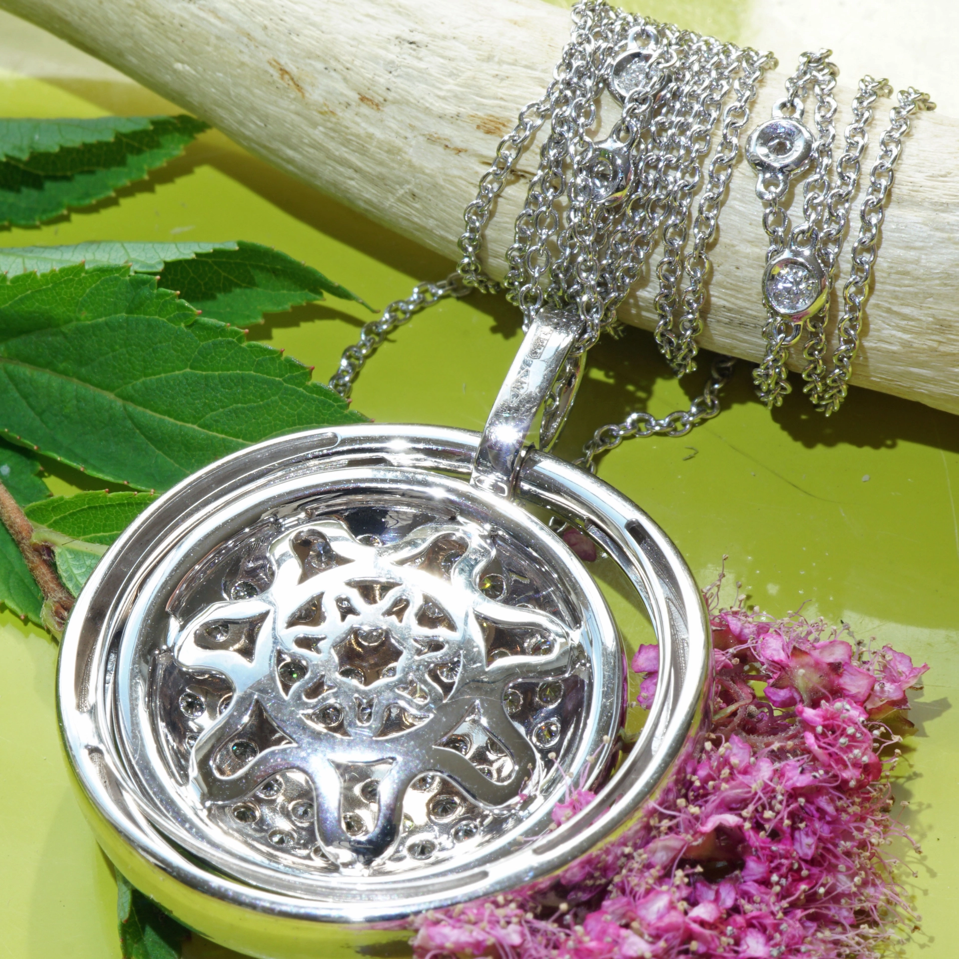 High Quality of Diamonds and a Special Workmanship makes a marvelous Piece of Jewelry