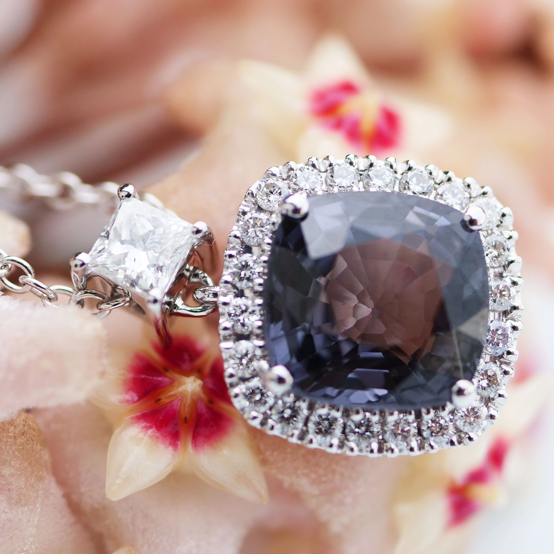 Grey-Blue Spinel Diamond Necklace 2.45 ct AAA+....Great Luminosity 18 kt Whitegold