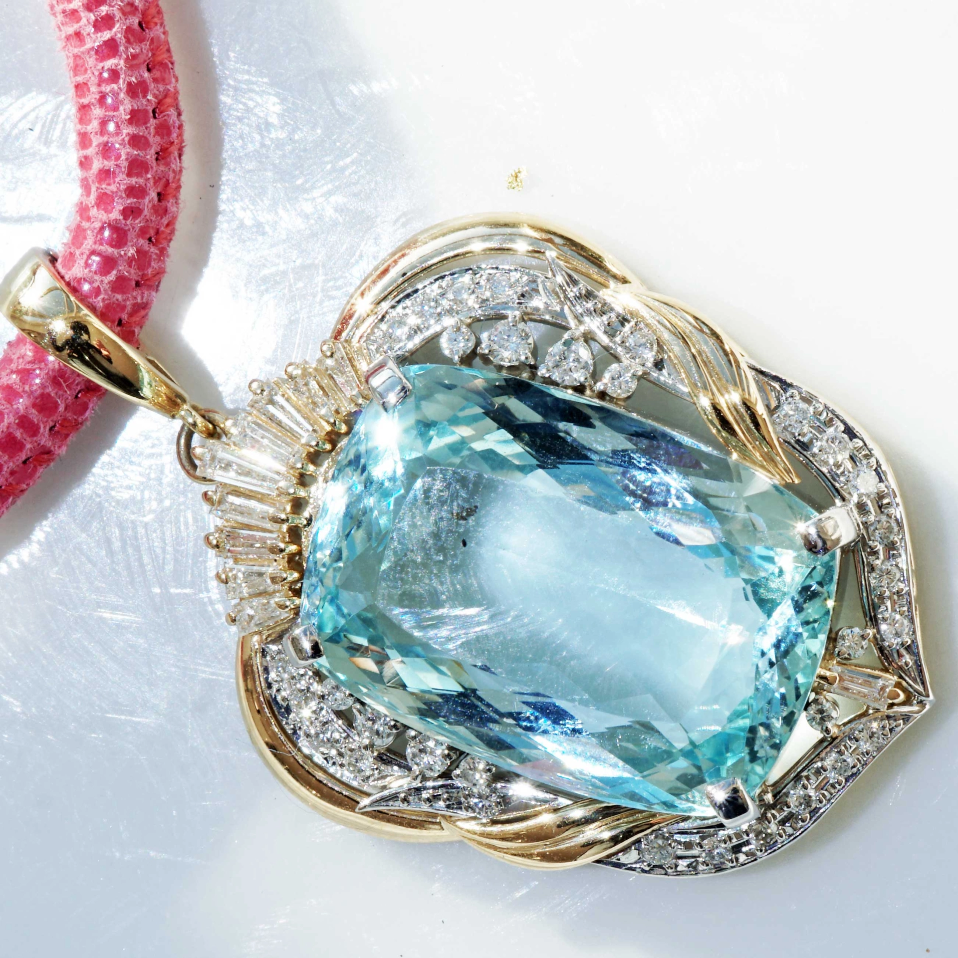 Aquamarine Brilliant Pendant 24.5 ct 18kt Yellow Gold..intensive Color rare