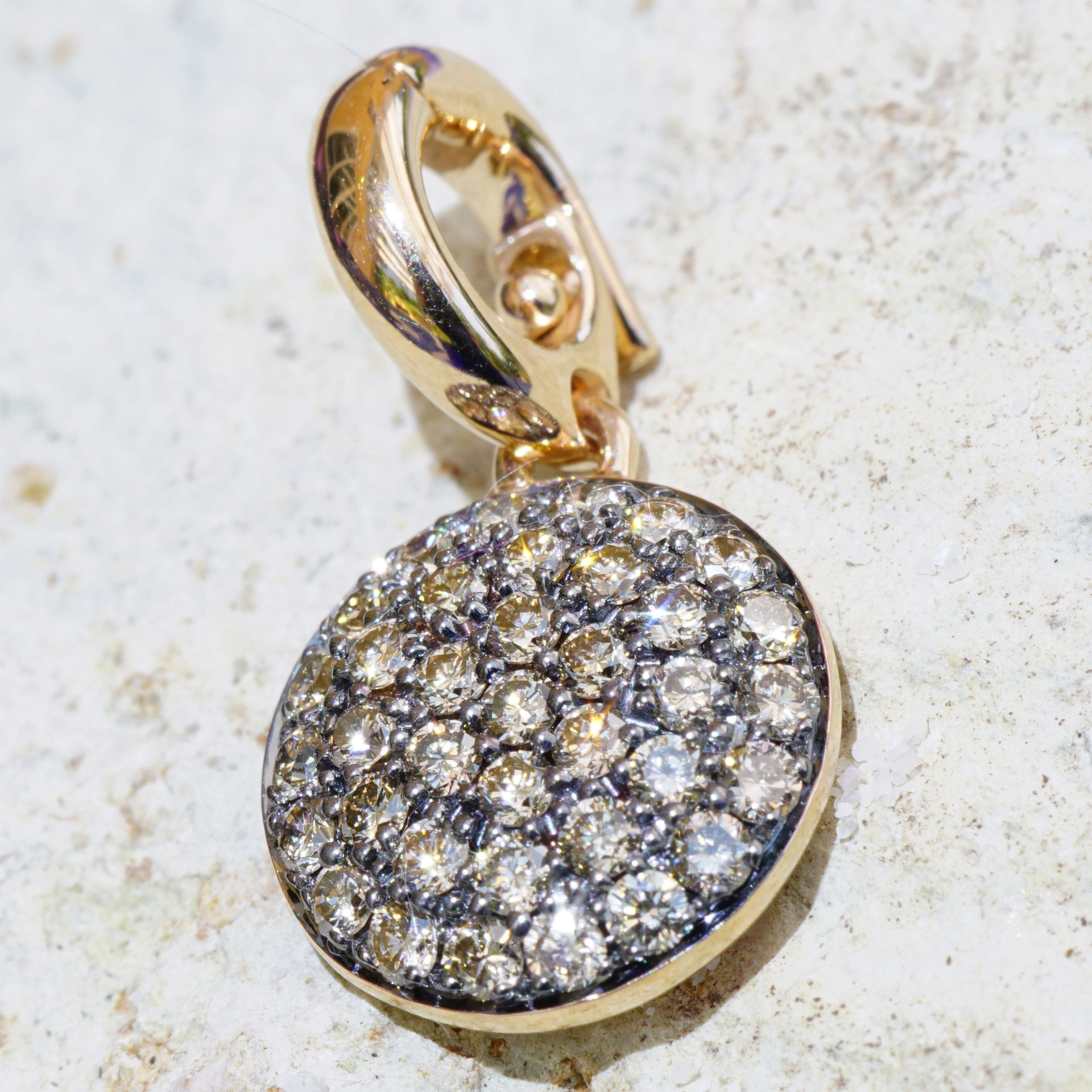 A chic Diamond Pendant that convinces....18 kt Rosegold made in Italy
