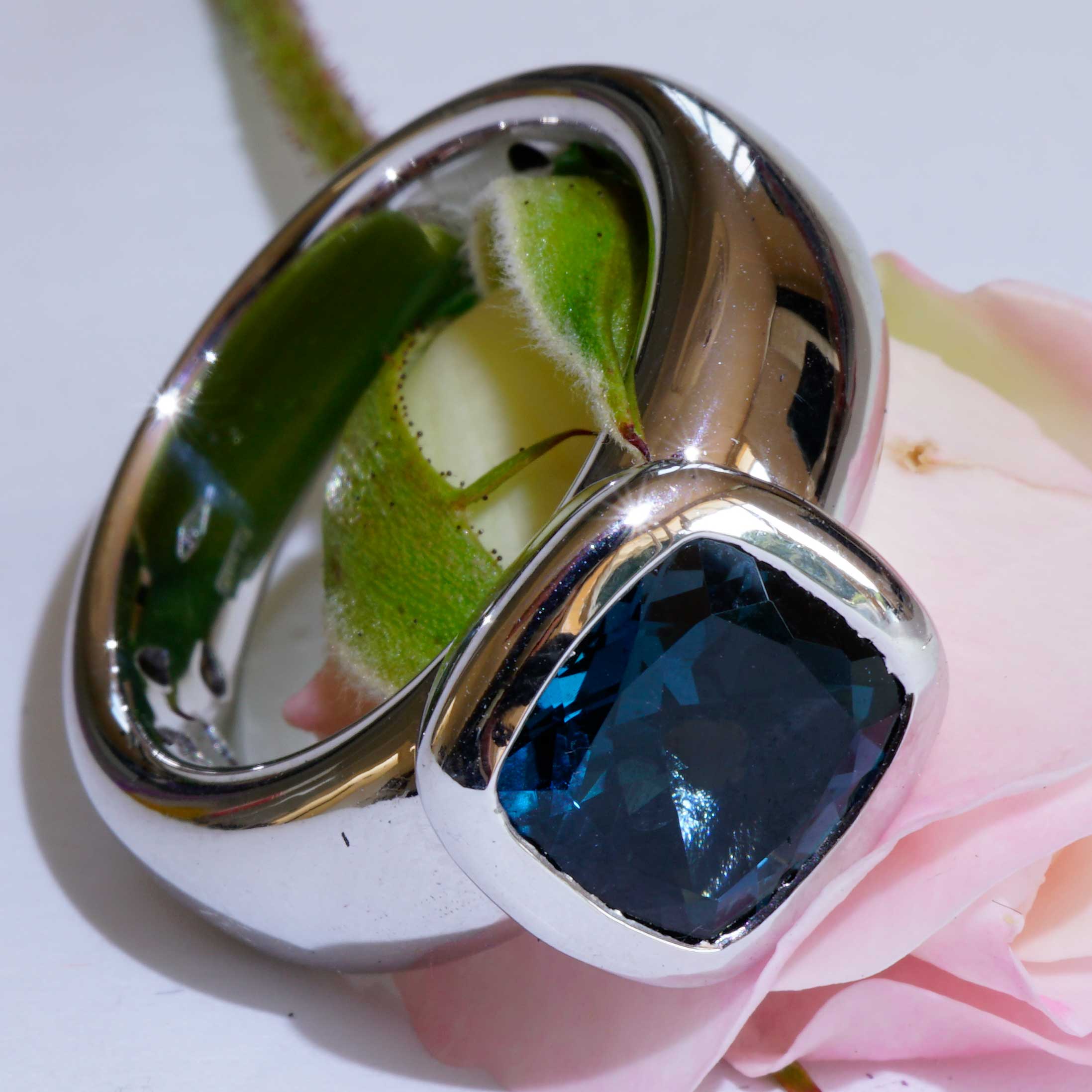 London Blue Topaz Ring 750 White Gold Valenza..... bella Italia.... small Cardinal Ring... so trendy