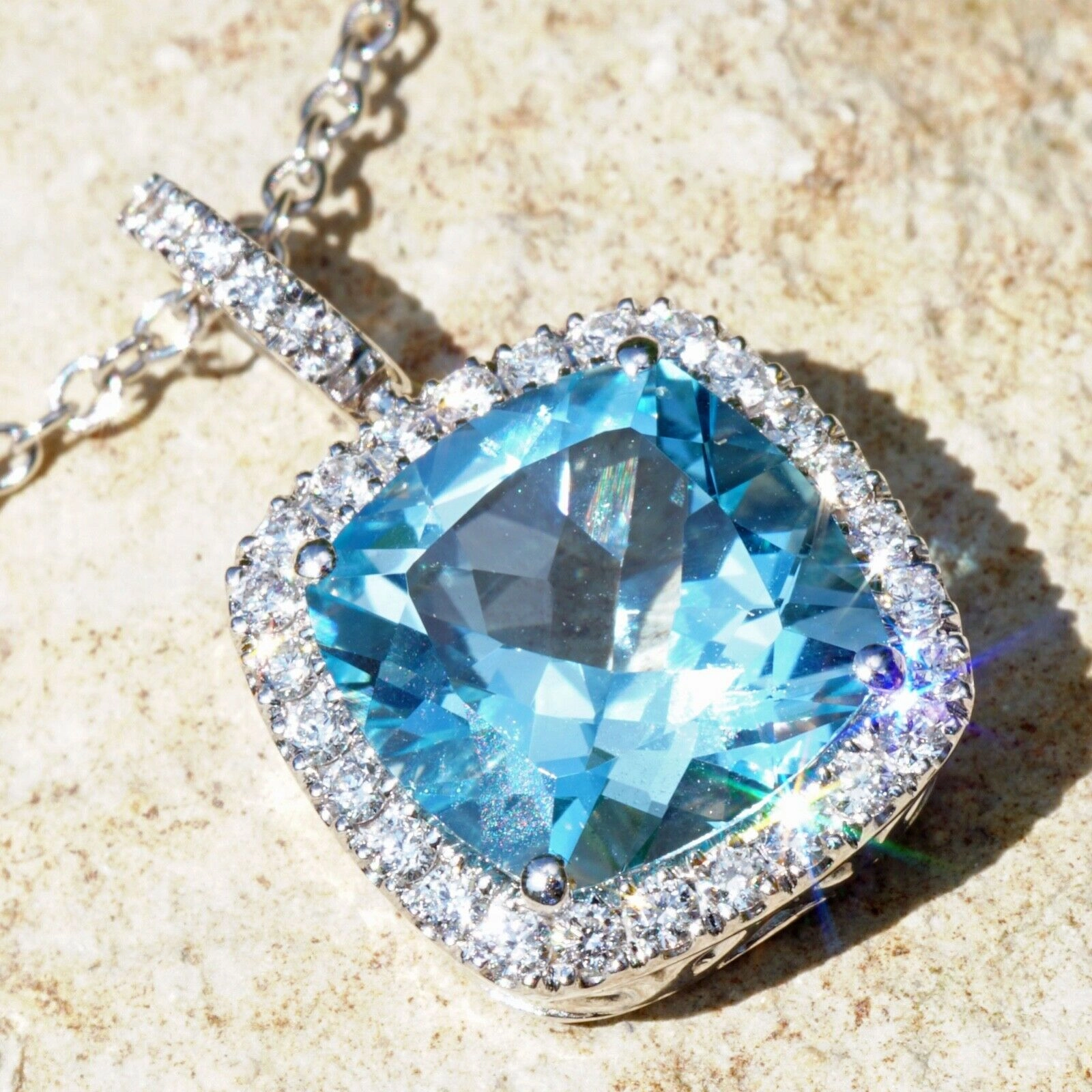 Bluetopaz Brilliant Pendant with Chain 18 kt Whitegold