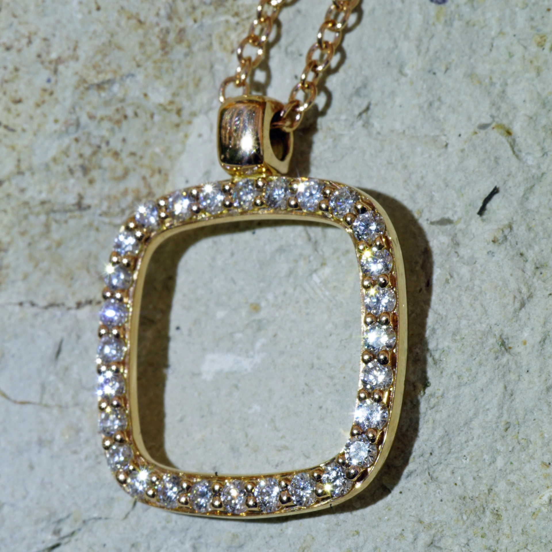 Bella Italy....we made the perfect Diamond Pendant for you...18 kt Rosegold modern Style