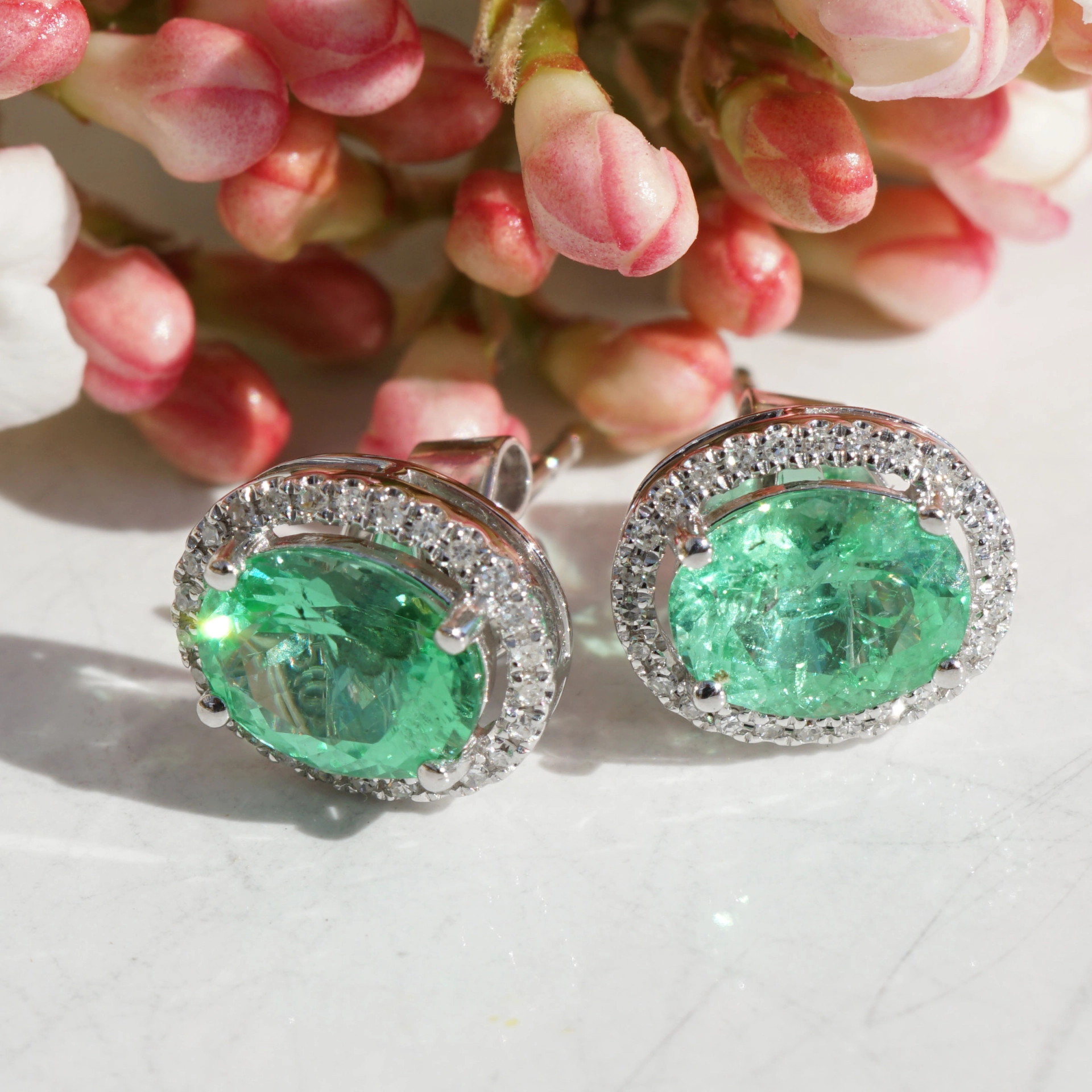 Paraiba Turmalin Ohrstecker 1.70 ct AAA+ 750er Weissgold Diamanten 7x5,5 mm