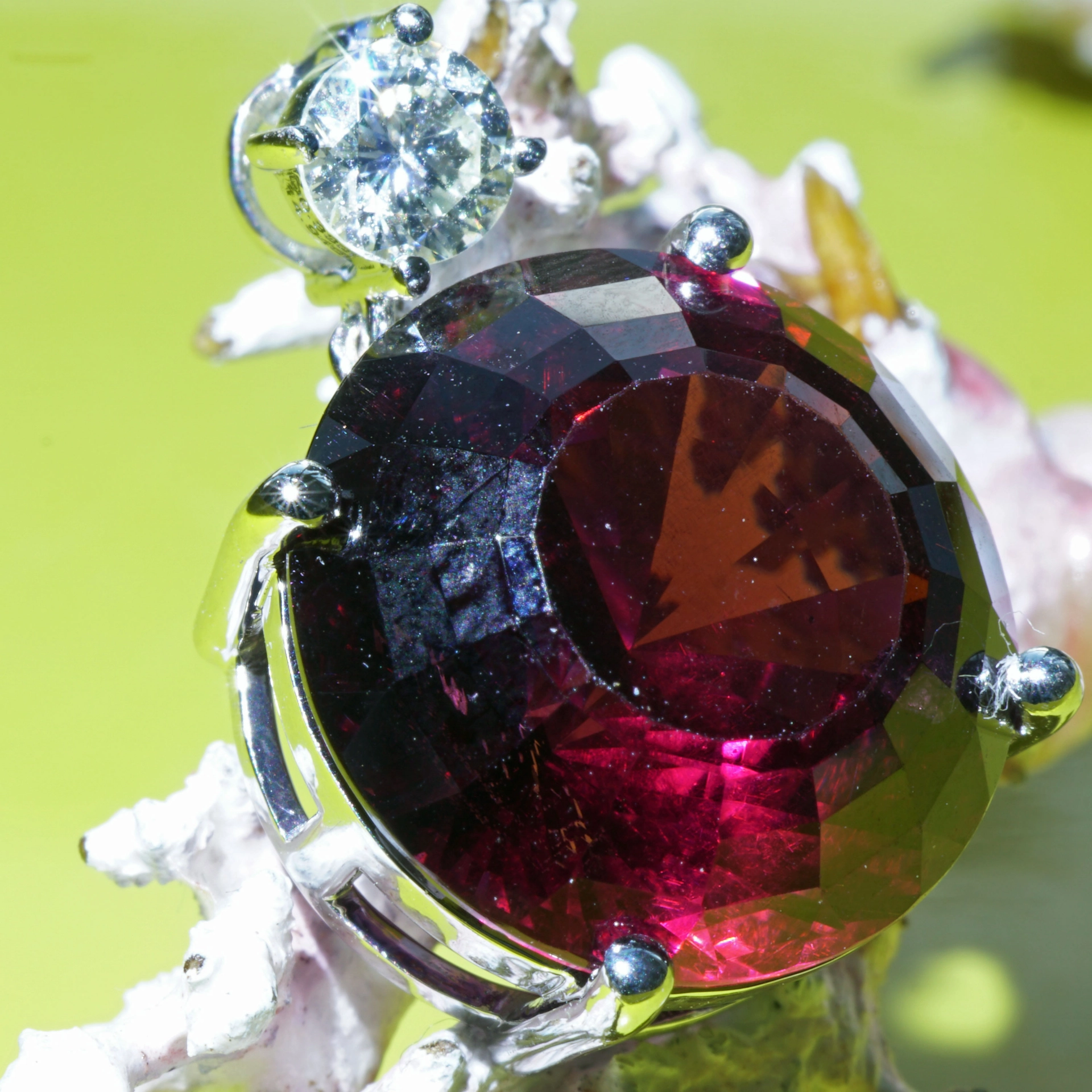 Rhodolithe Garnet 15 ct amazing Color with IGI Diamond