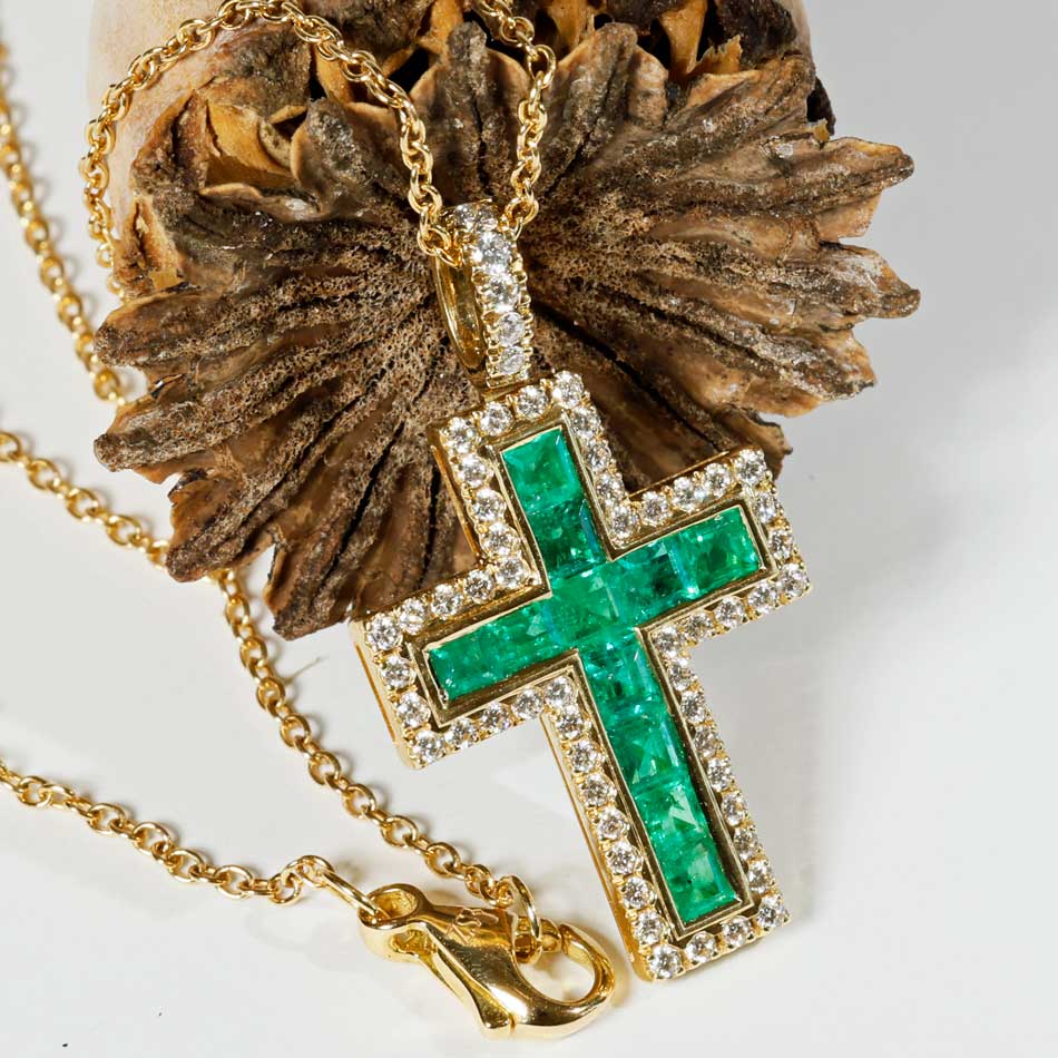 Bright Green AAA+ Panshir Emerald Brilliant Cross with Chain in 750 Yellow Gold - 0.98 ct 0.38 ct TW VS