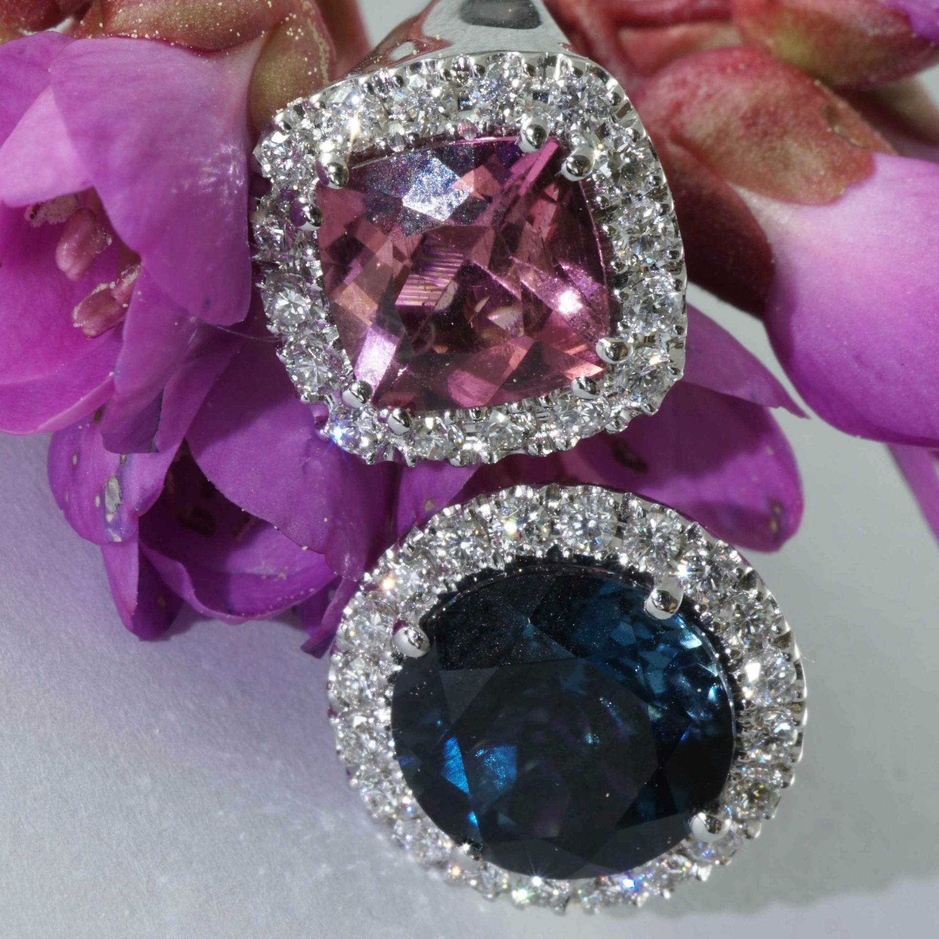 Wonderful Twin Ring 18 kt White Gold Tourmaline and Topaz with Brilliants surrounded