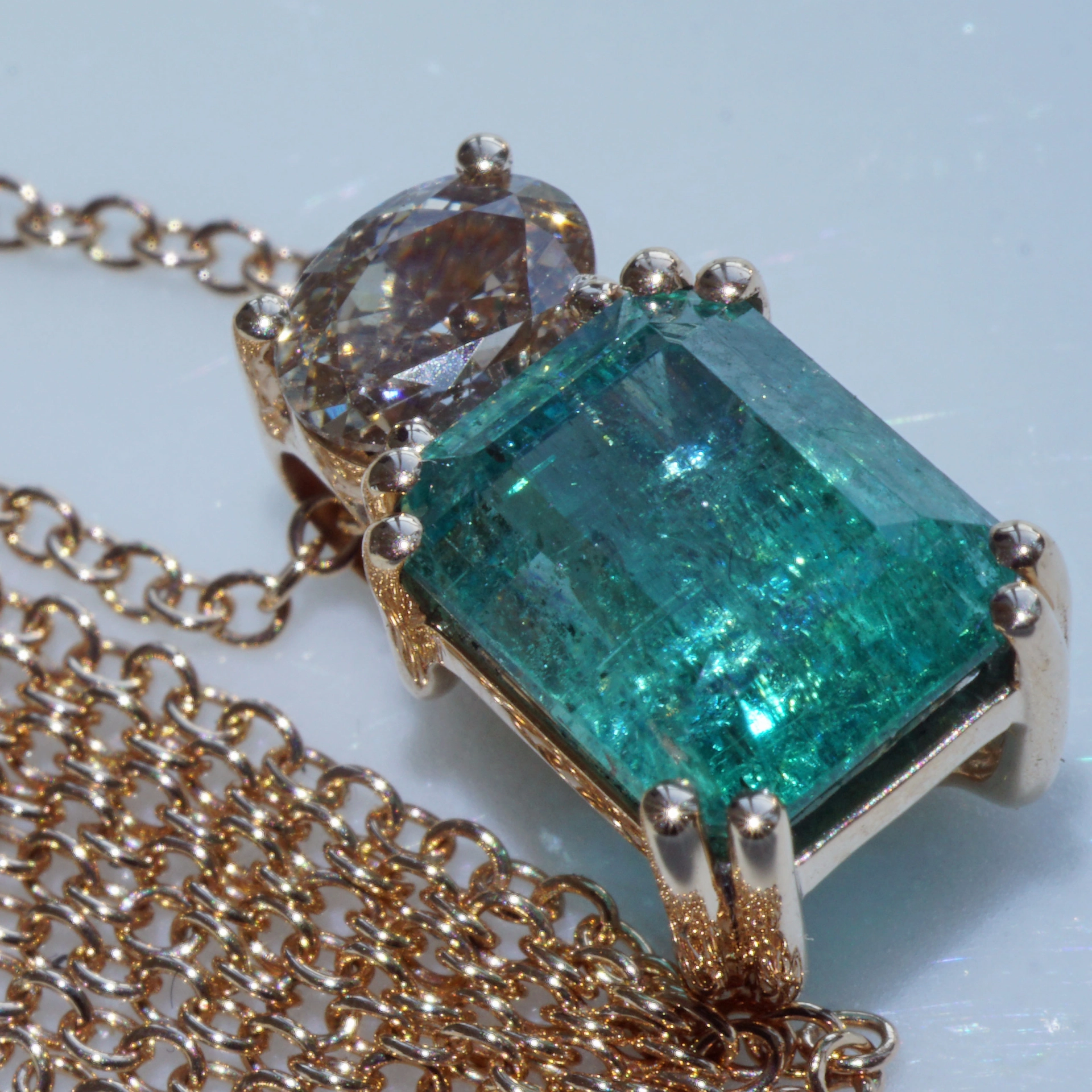 Sambia Emerald Brilliant Pendant with Chain 18 kt Yellow Gold 2.49 ct 0.51 ct IGI Expertise