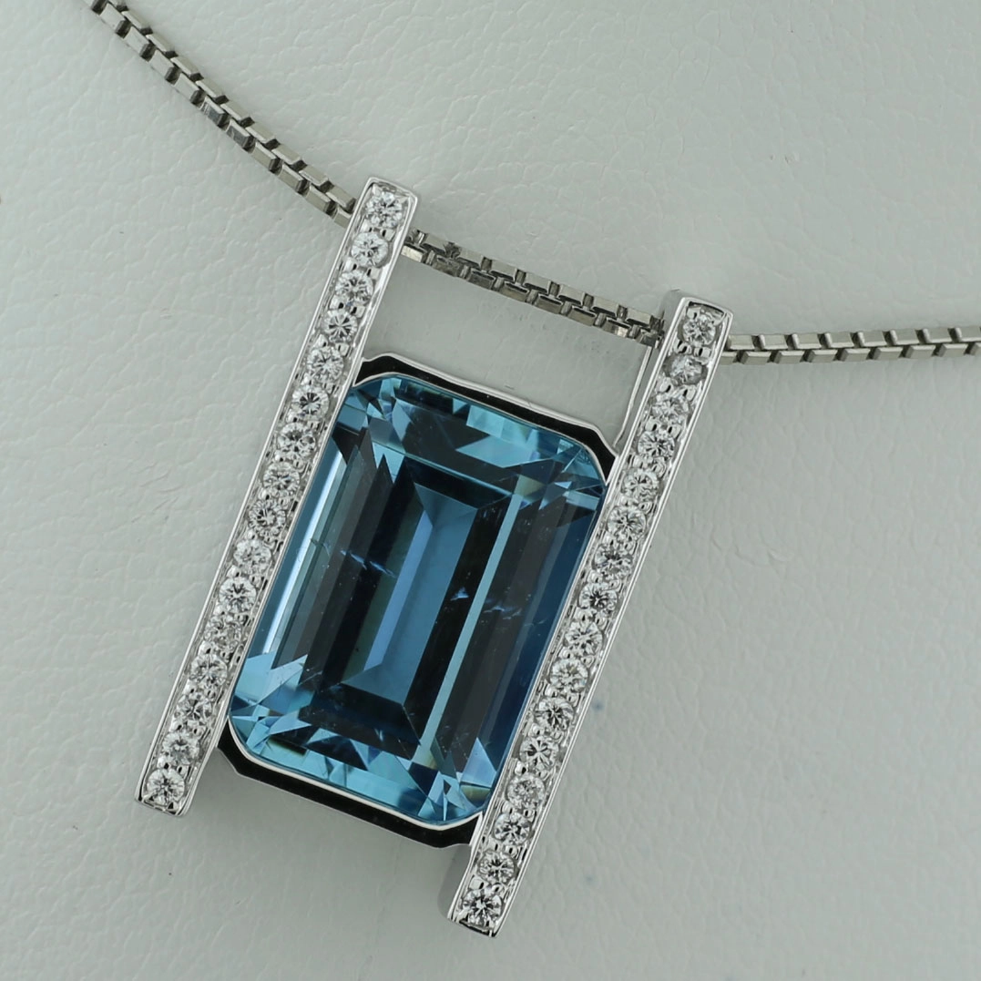 Farbenjäger Kollektion:Santa-Maria-Aquamarin-Brillant-Anhänger mit Kette, 750er-Weißgold